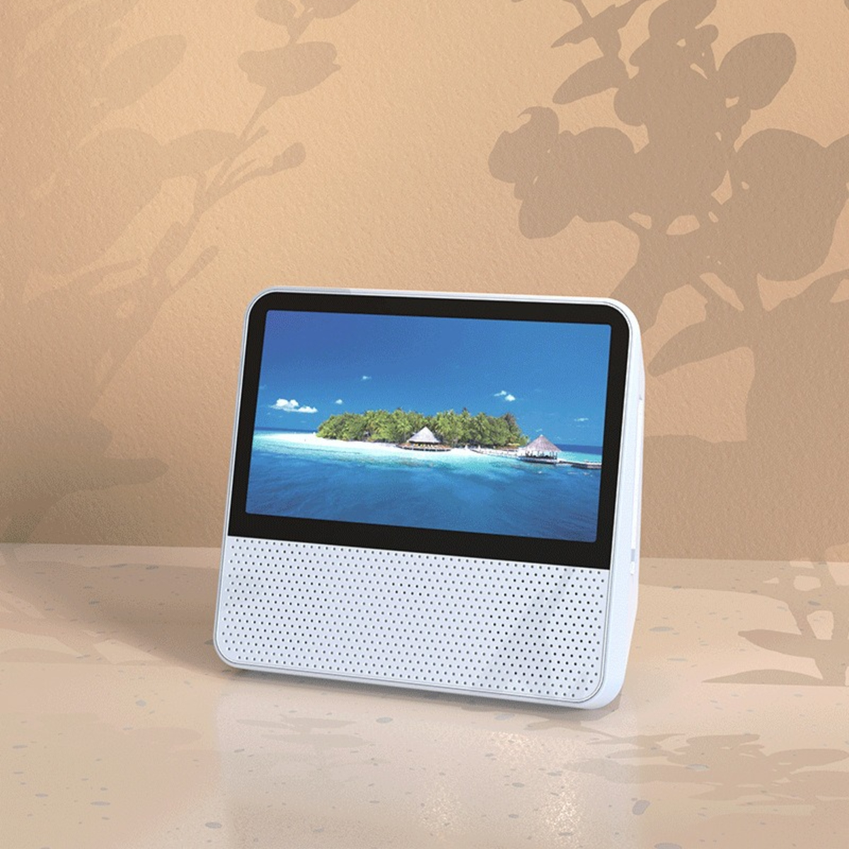 Weißes Tablet zeigt eine Insel. Beiger Wandhintergrund mit Blätterschatten. Tisch ist beige.