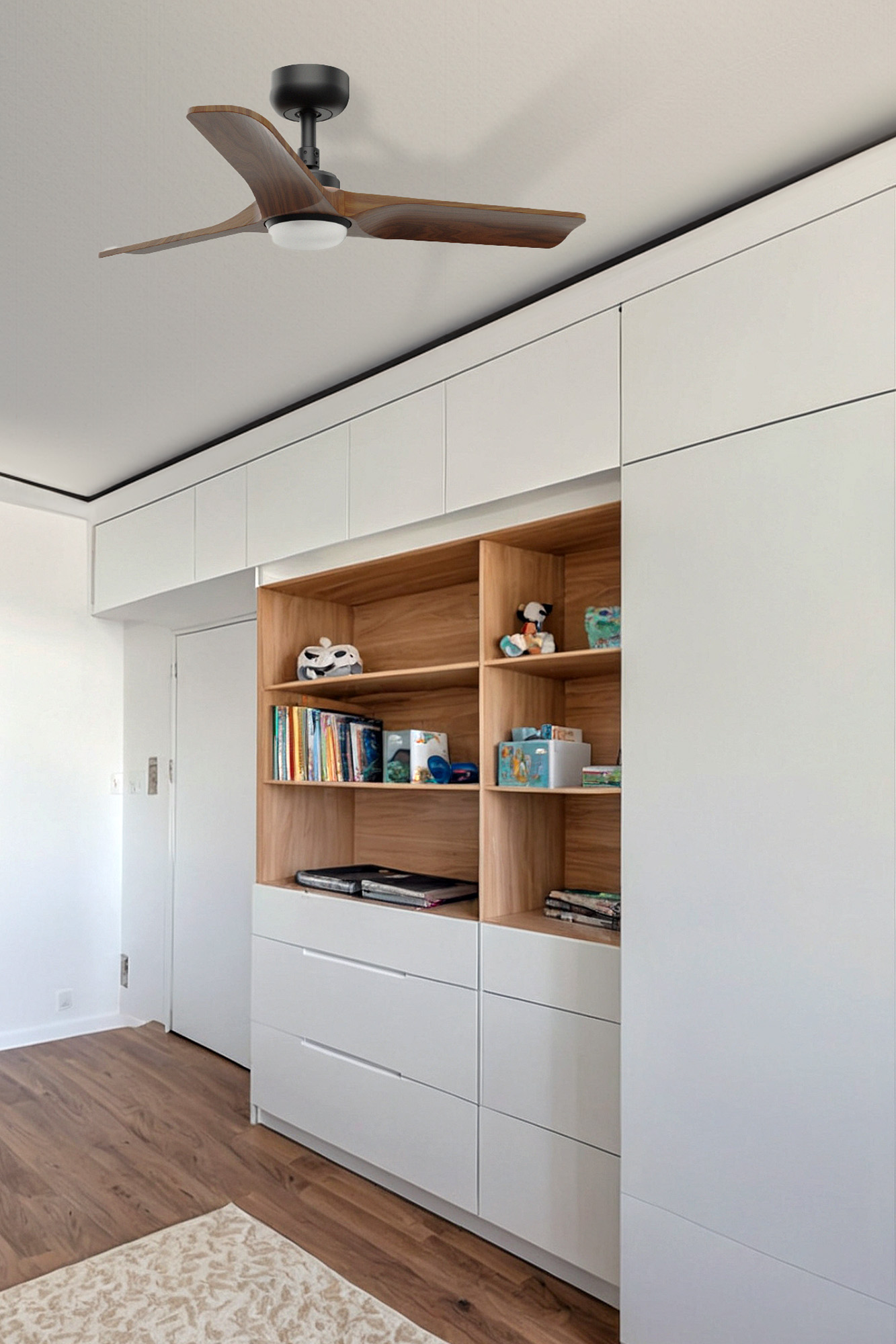 Moderne weiße Regaleinheit mit Holzregalen und Schubladen. Deckenventilator sichtbar.