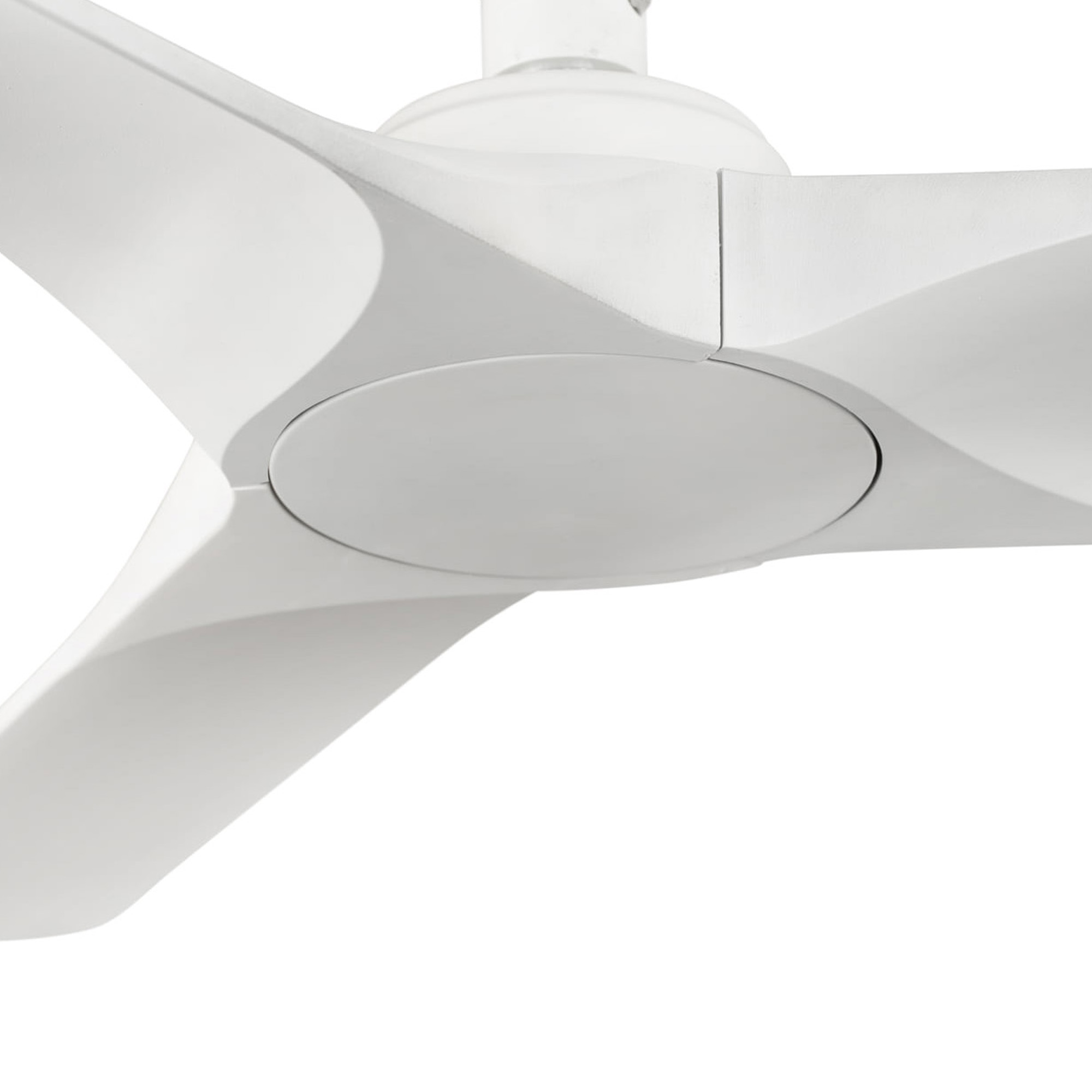 Primo piano di un ventilatore da soffitto bianco con tre pale curve. Le pale sono larghe.