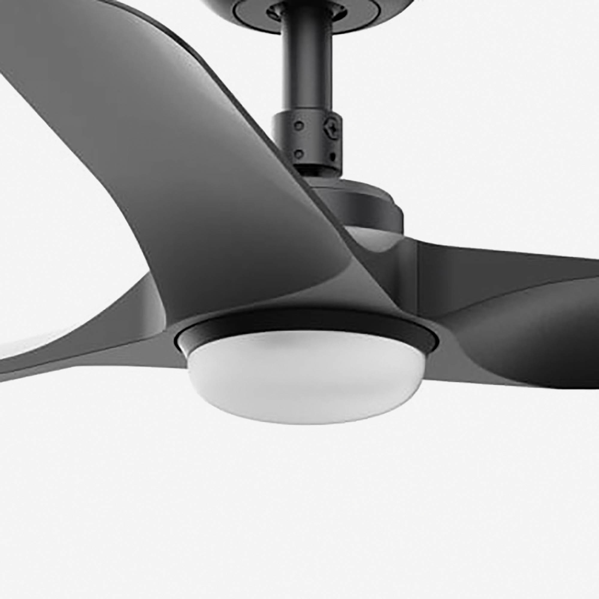 Ventilatore da soffitto nero con tre pale e luce centrale, su sfondo bianco.