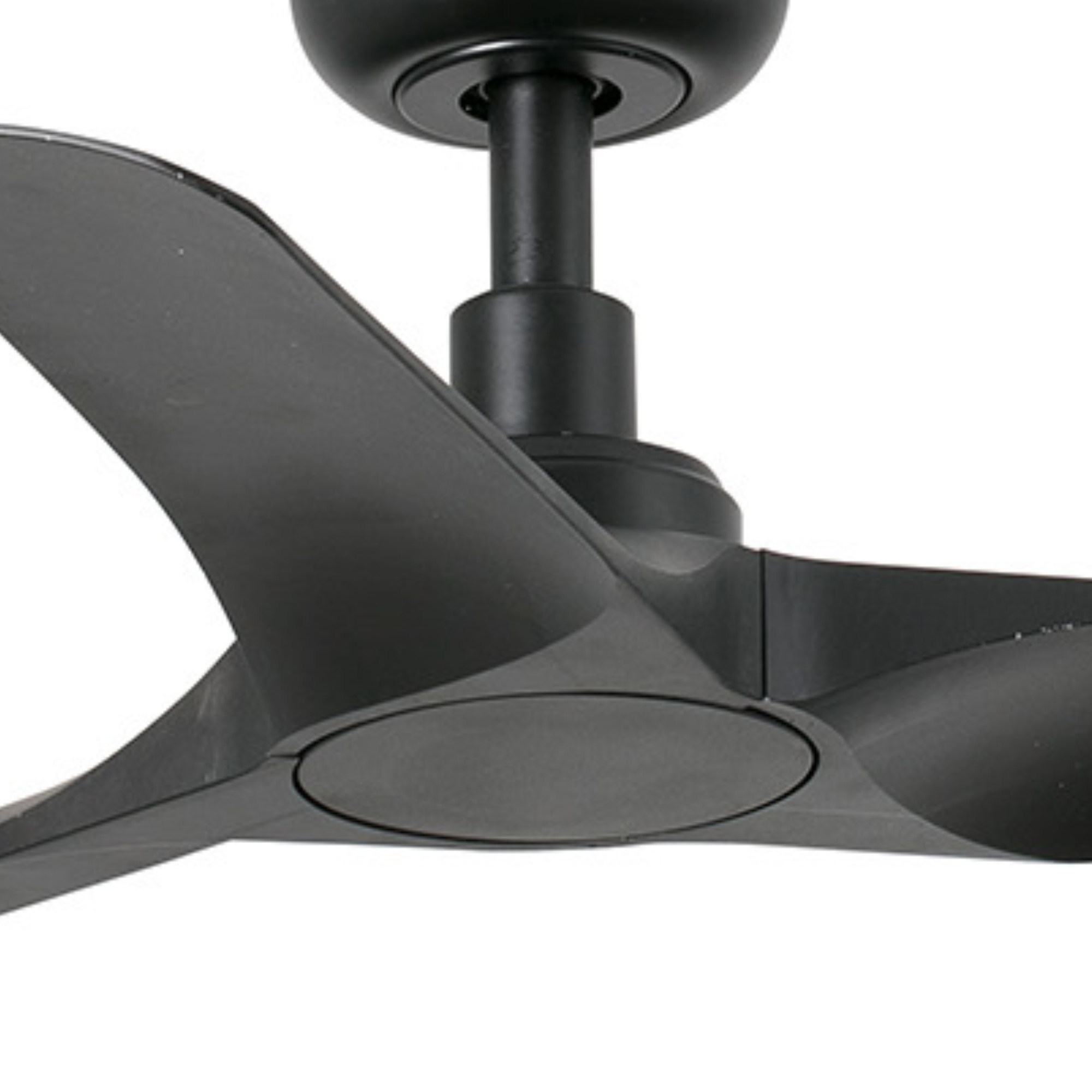 Schwarzer Deckenventilator mit drei Flügeln, von unten, vor weißem Hintergrund.