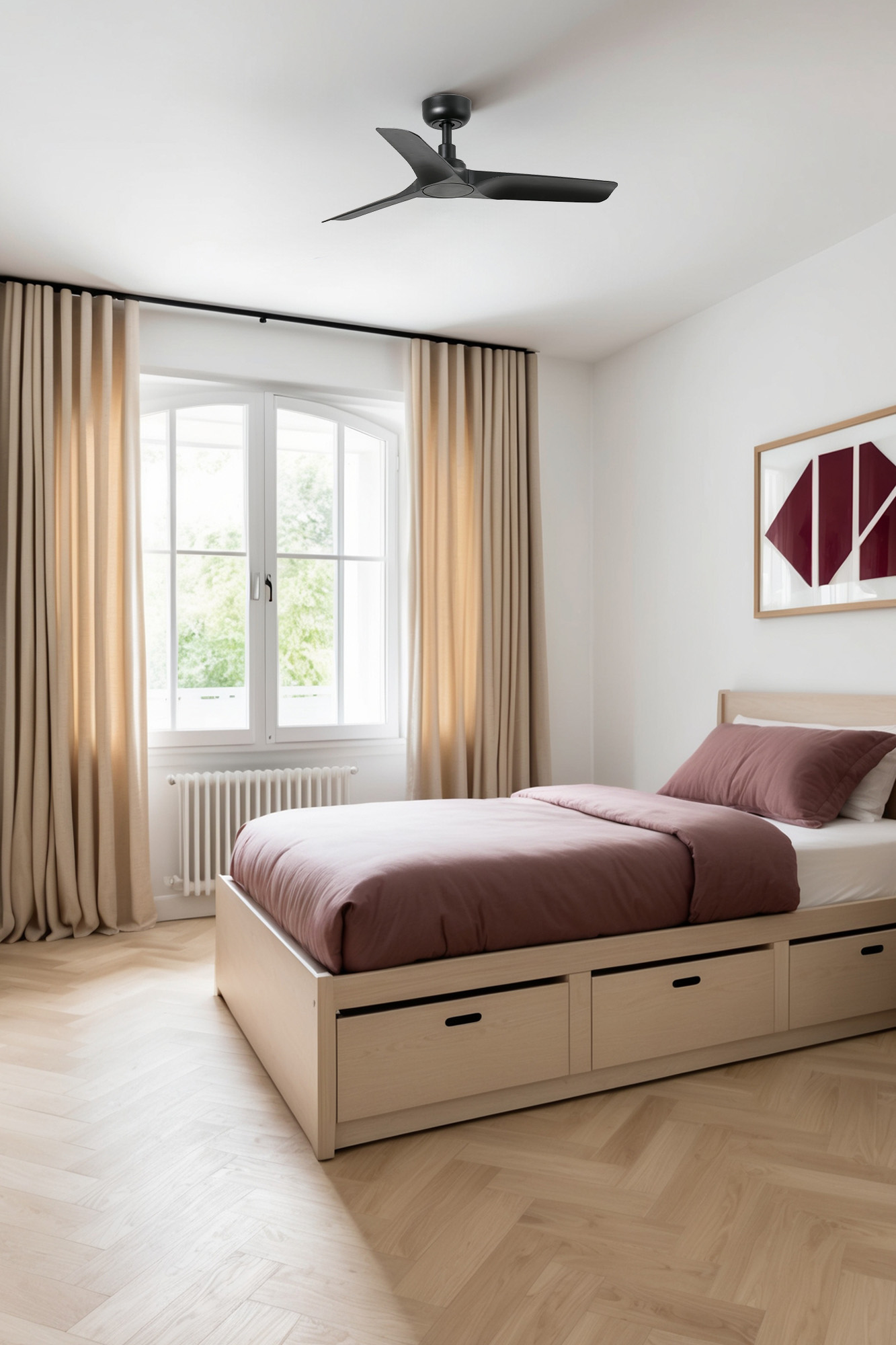 Schlafzimmer mit Bett, Ventilator, Fenster und Vorhängen. Holzboden und Schubladen.