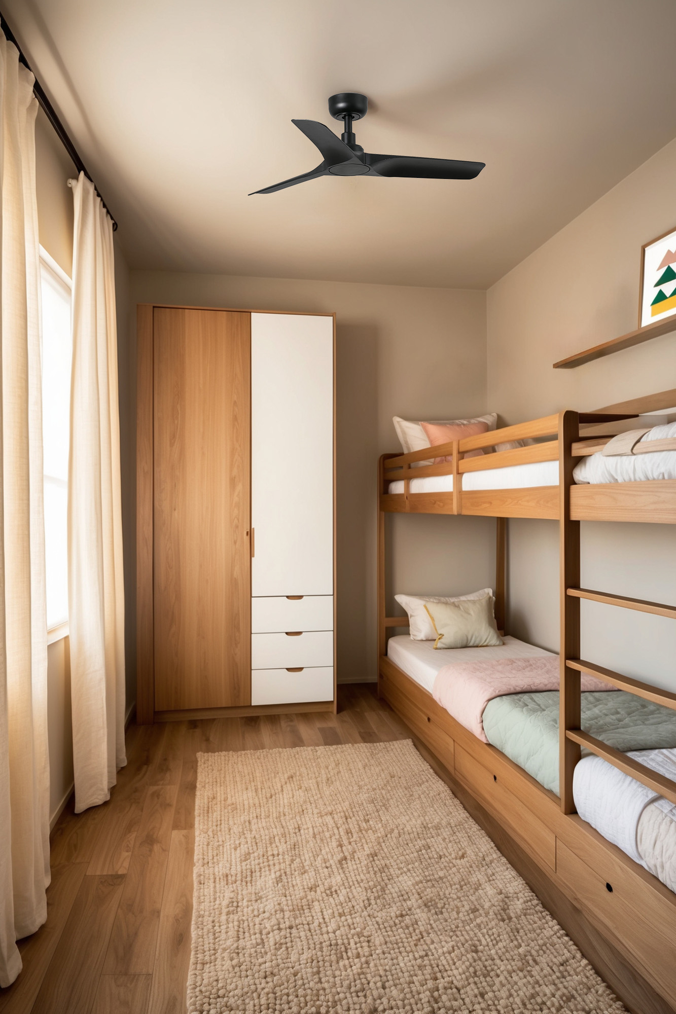 Ein Kinderzimmer mit Etagenbetten, einem Kleiderschrank und einem Deckenventilator. Helle Holztöne und ein Teppich.