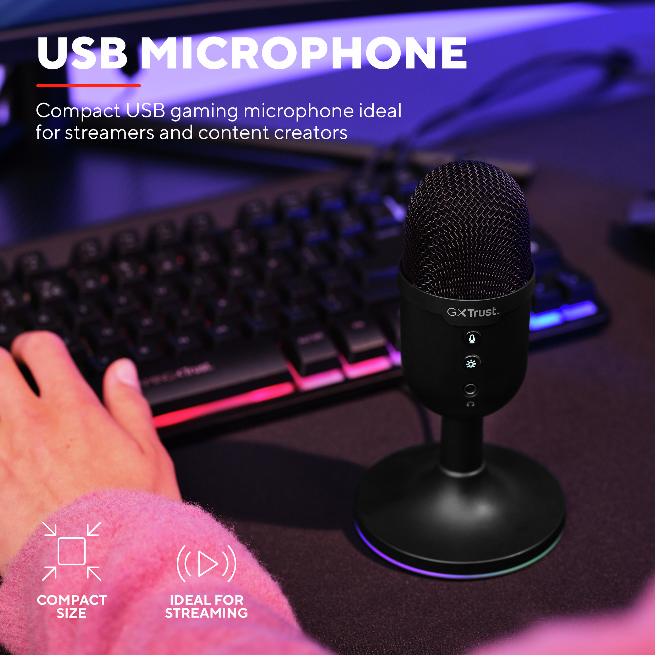 Ein schwarzes USB-Mikrofon auf einem Ständer, mit Tastatur und Hand.