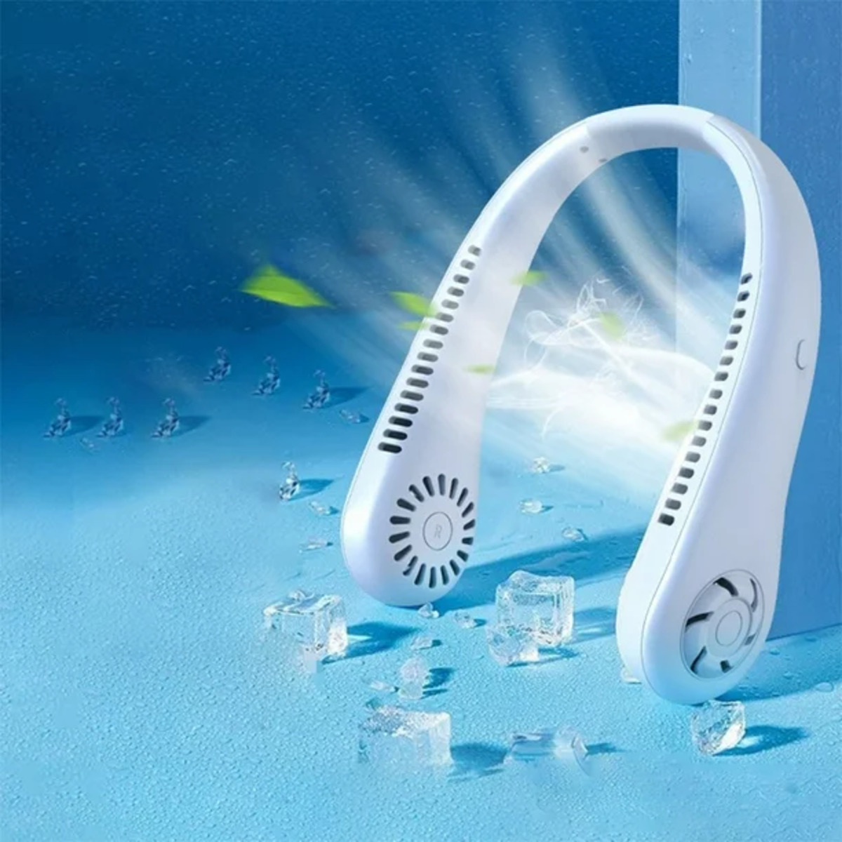 Ventilador de cuello blanco con cubitos de hielo y fondo azul, mostrando un flujo de aire.