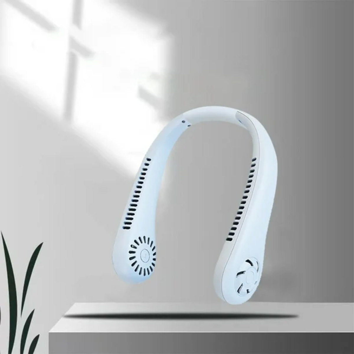 Ventilador de cuello blanco con dos salidas de ventilador y botones de control. Tiene un diseño curvo.