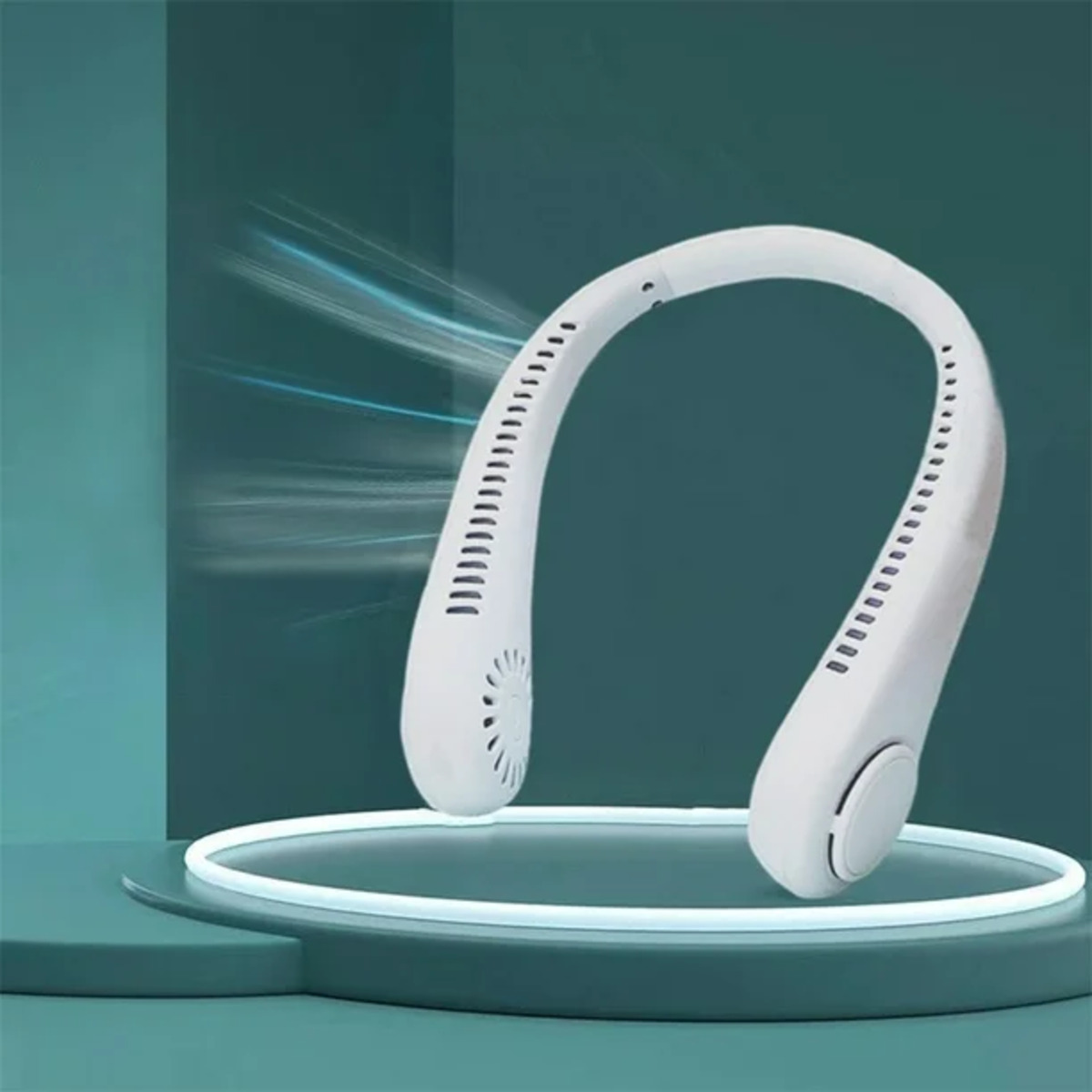 Ventilador de cuello blanco sobre un soporte. Tiene forma de U, con diseño curvado y orificios de ventilación.