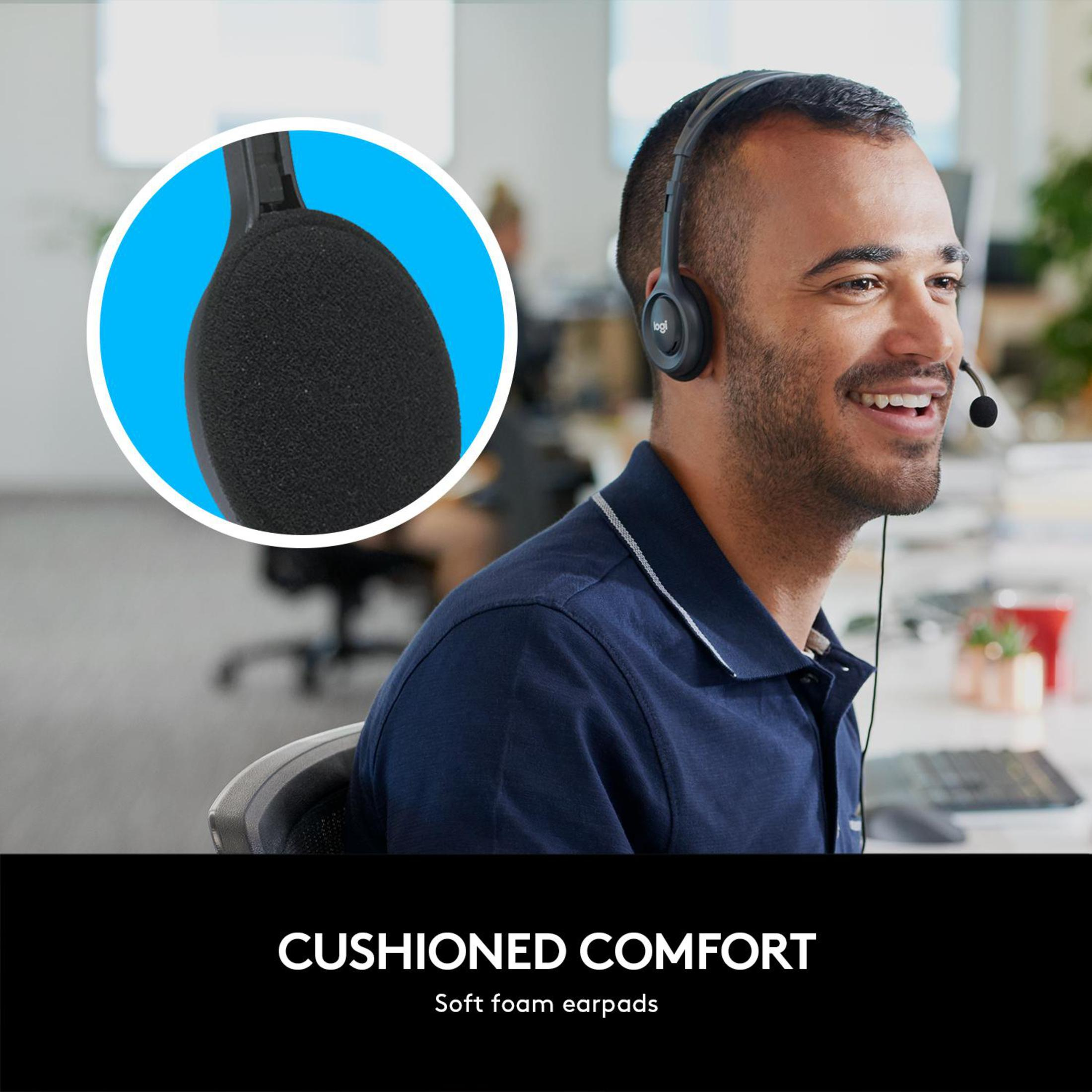 Mann mit Headset und lächelnd, mit blauem Hintergrund und Text über gepolsterten Komfort.