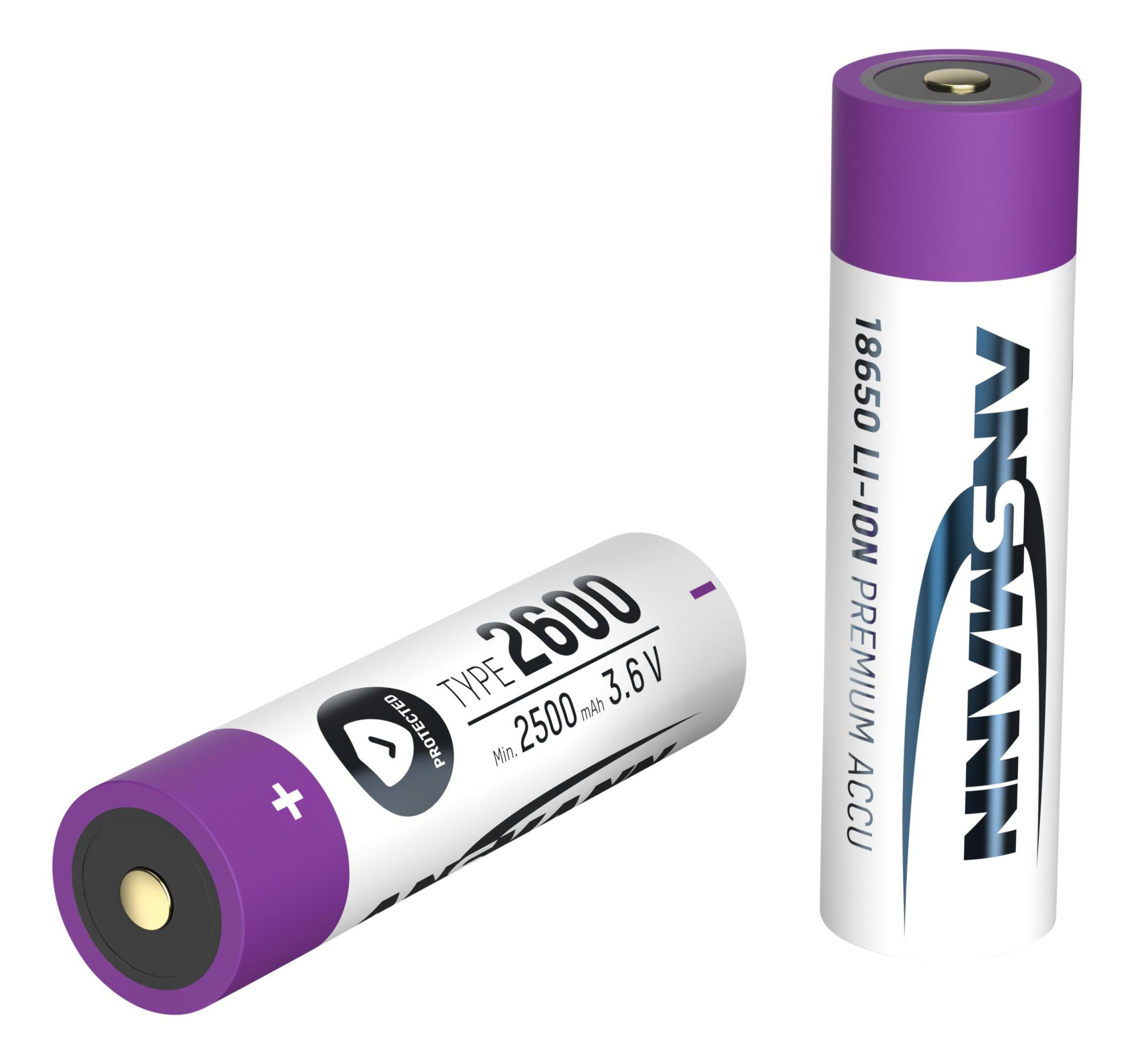 Dwa fioletowo-białe cylindryczne akumulatory, jeden leżący. Tekst brzmi 'ANSMANN 18650 LI-ION'.