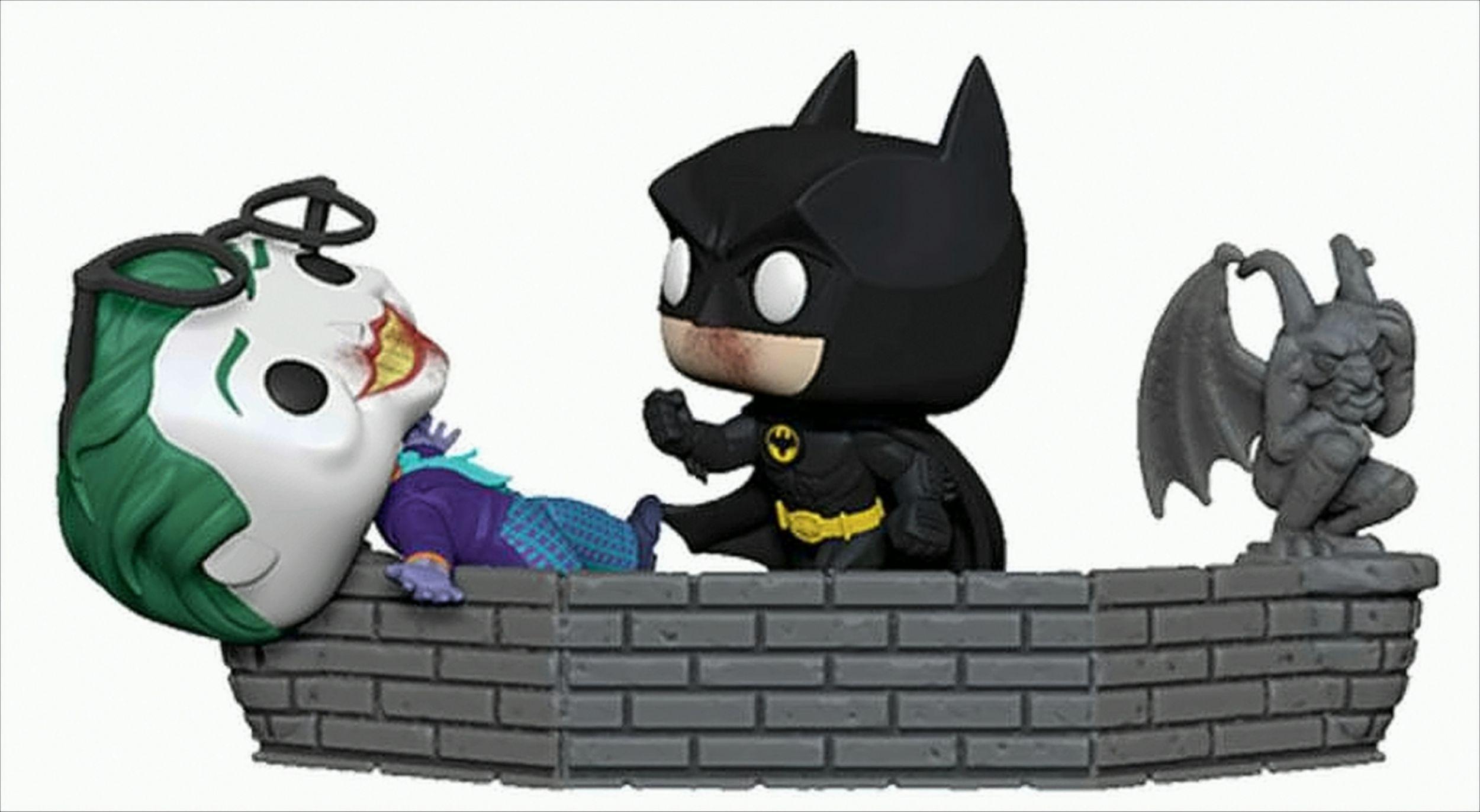 Batman-Spielfigur, die den Joker schlägt. Rechts ist eine Gargoyle-Statue.