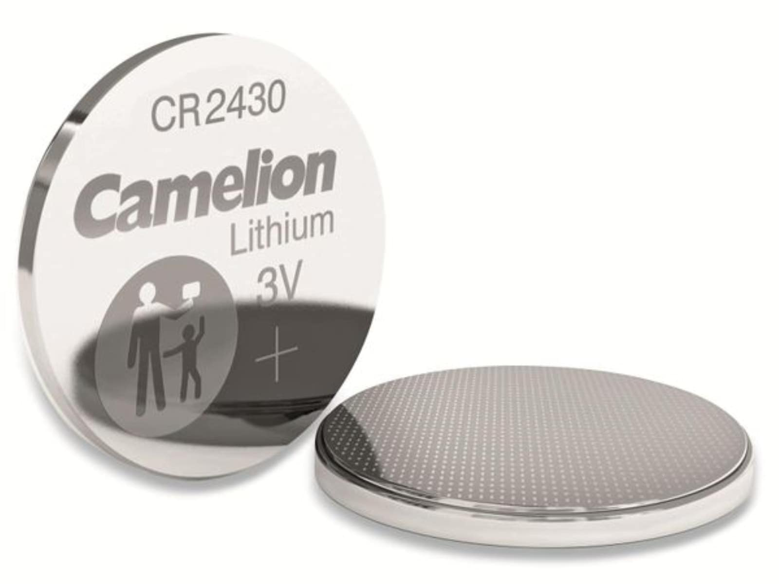 Due batterie rotonde Camelion Lithium CR2430. Una in piedi, l'altra su superficie bianca.