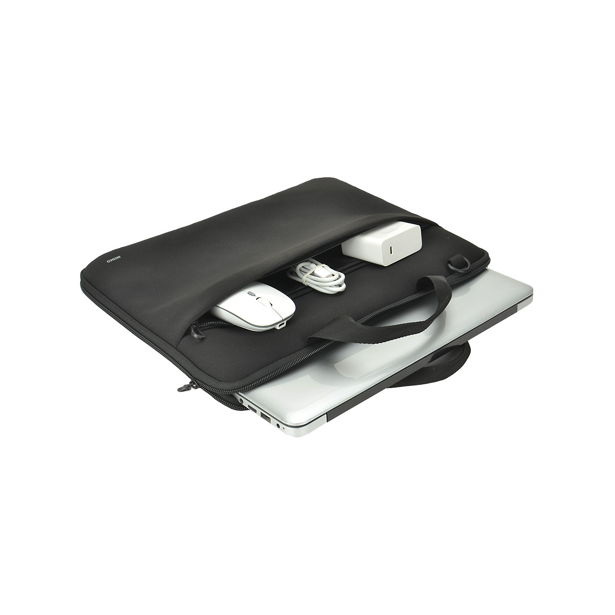 Custodia nera per laptop, con un laptop, un mouse bianco e un caricabatterie.