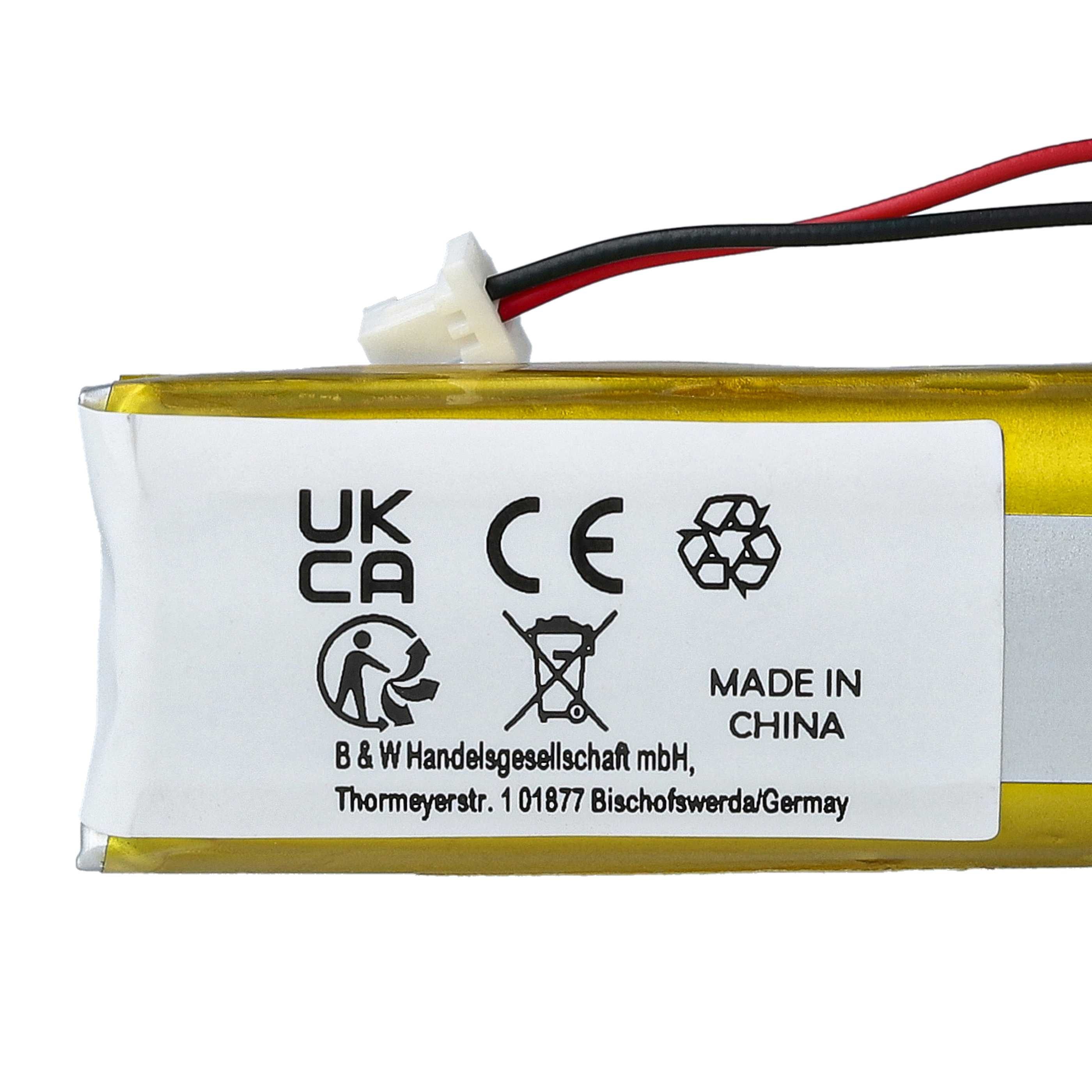 Batterie mit Text und Symbolen. Weißer Hintergrund. Drähte mit Stecker oben.