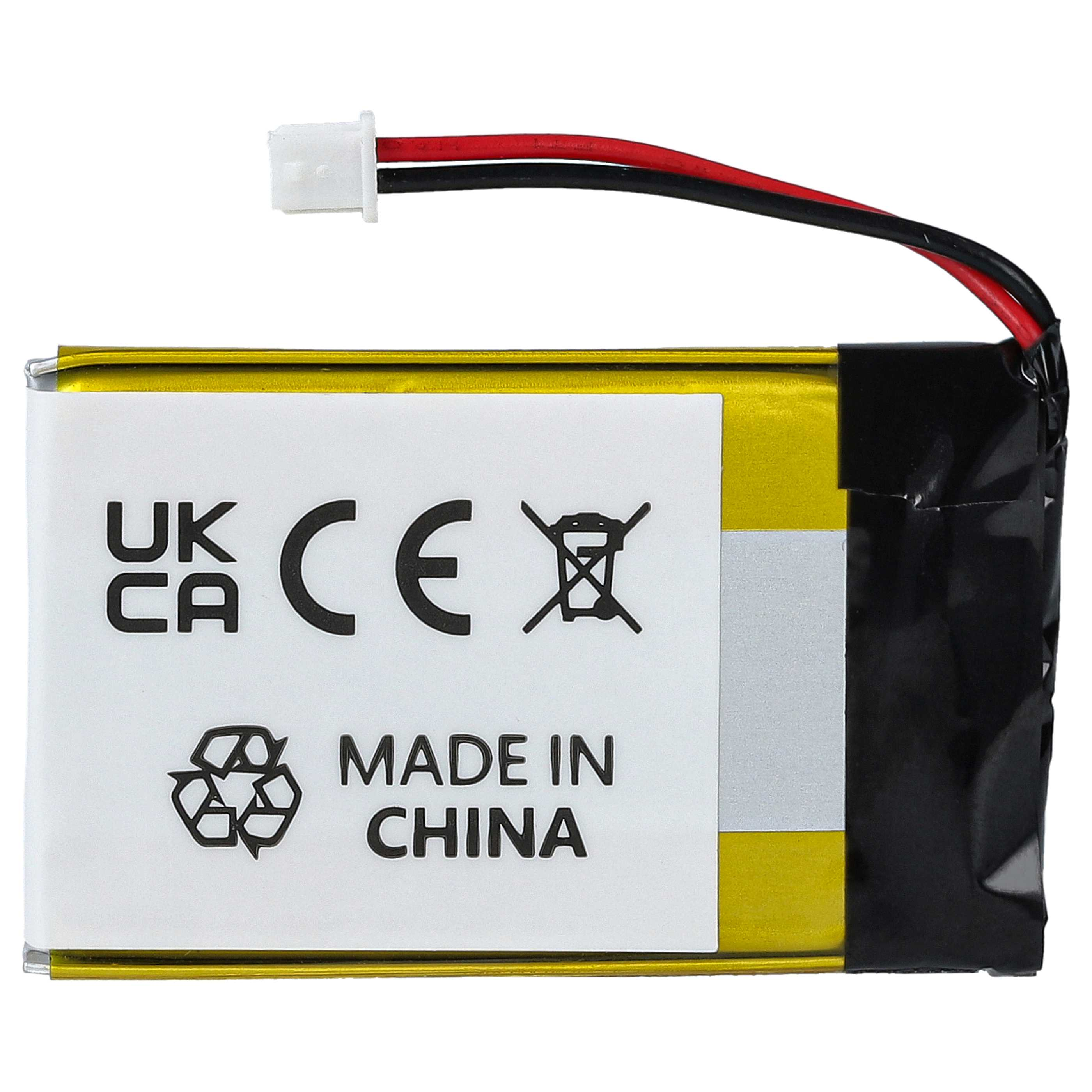 Eine Batterie mit UKCA-, CE- und Recycling-Symbolen. Text: Hergestellt in China. Schwarze und rote Drähte mit weißem Stecker.