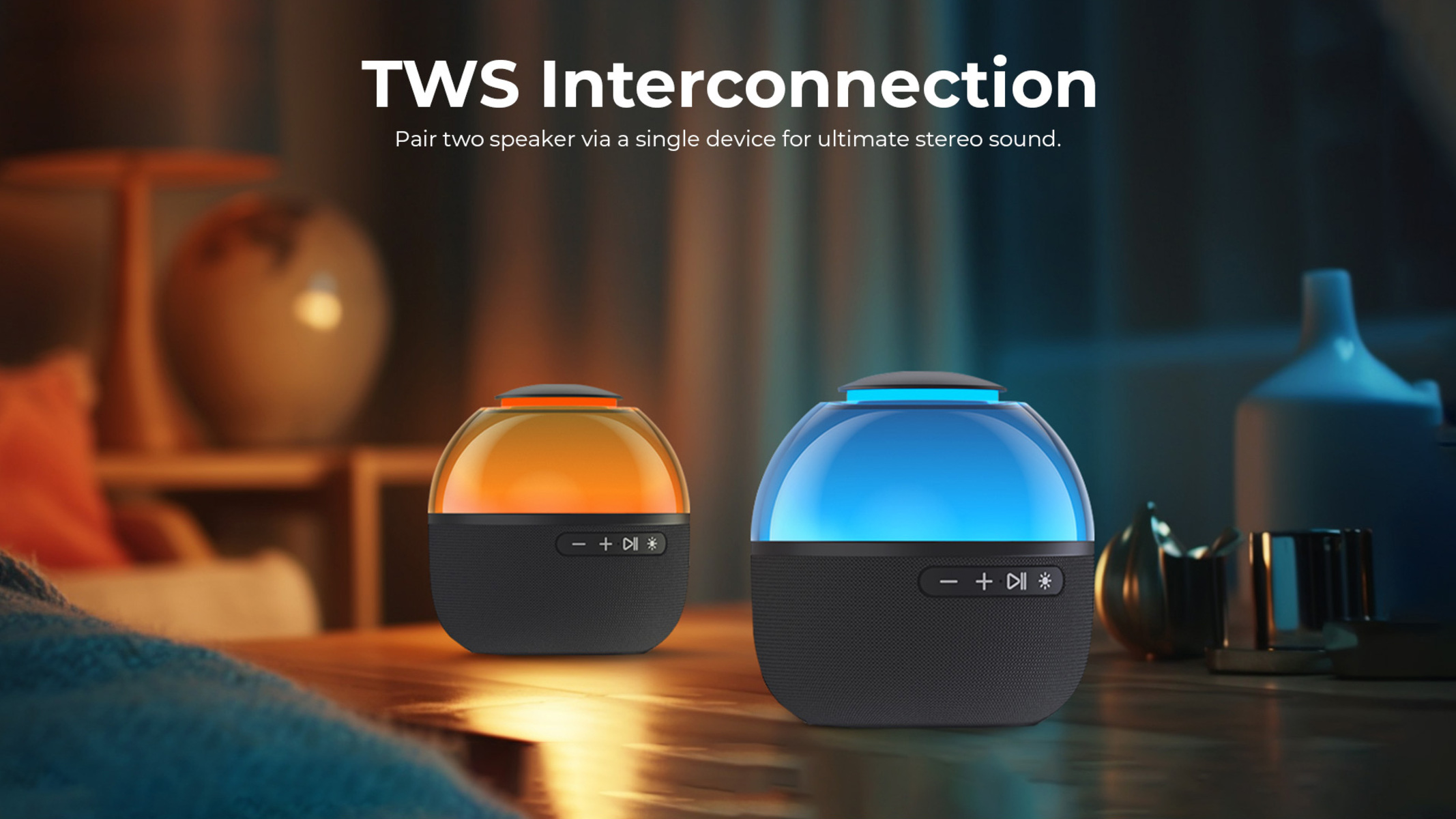 Dwa głośniki z kolorową poświatą, na drewnianym stole, z tekstem TWS Interconnection.
