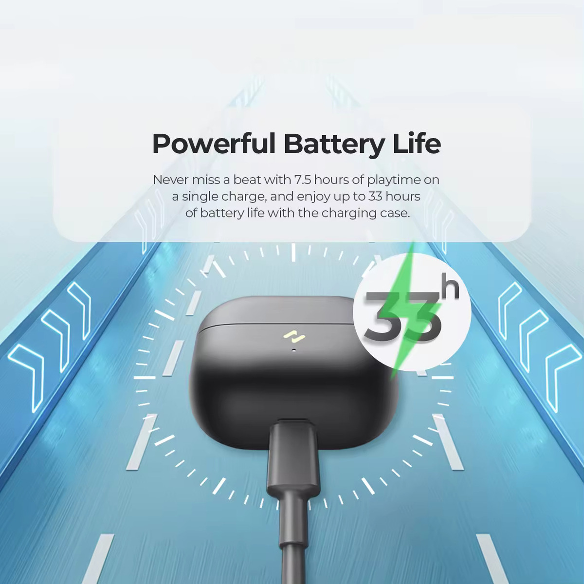 Czarne słuchawki ładujące się. Obraz promuje żywotność baterii. Słuchawki są podłączone do ładowarki.