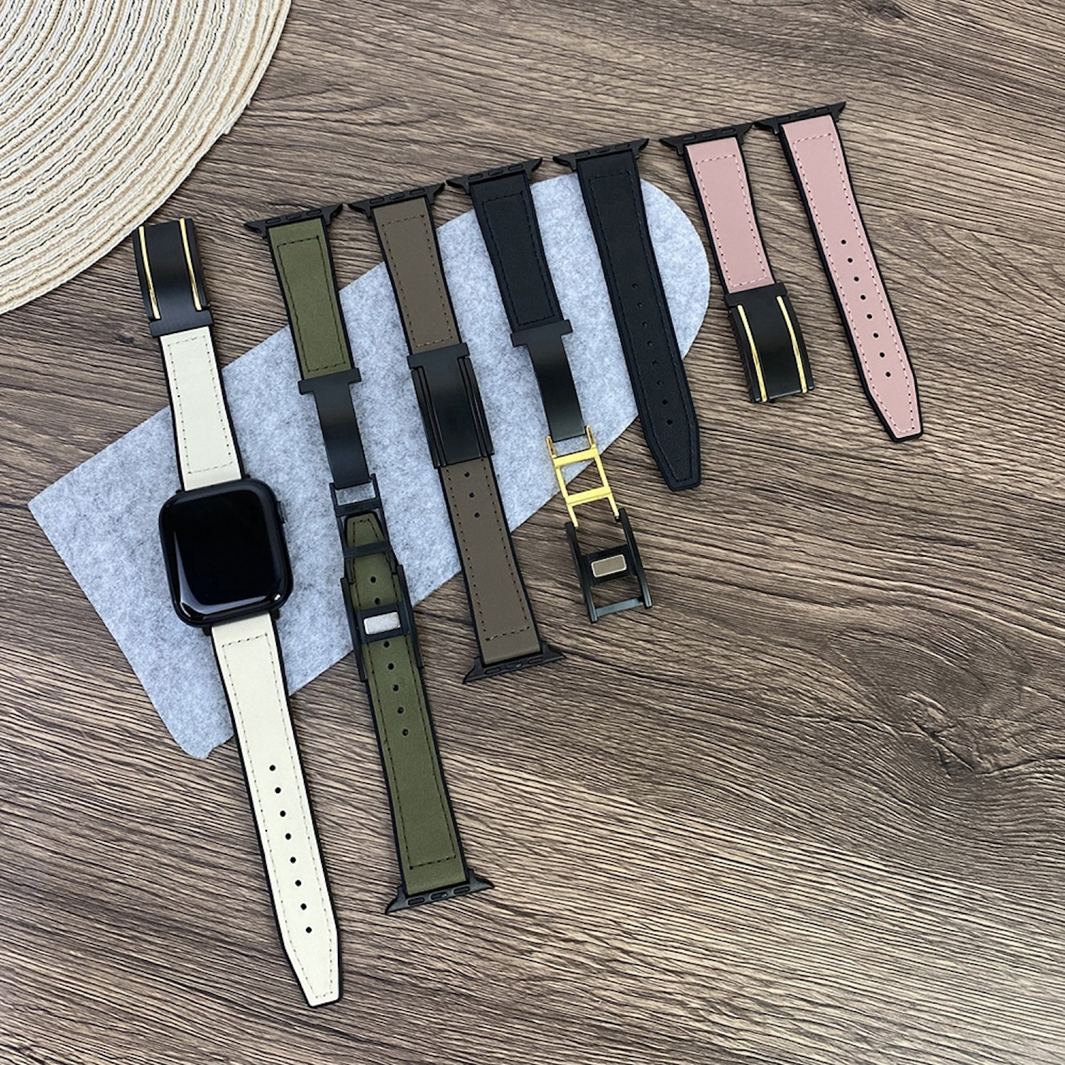 Armbänder in verschiedenen Farben und Stilen auf einer Holzoberfläche.
