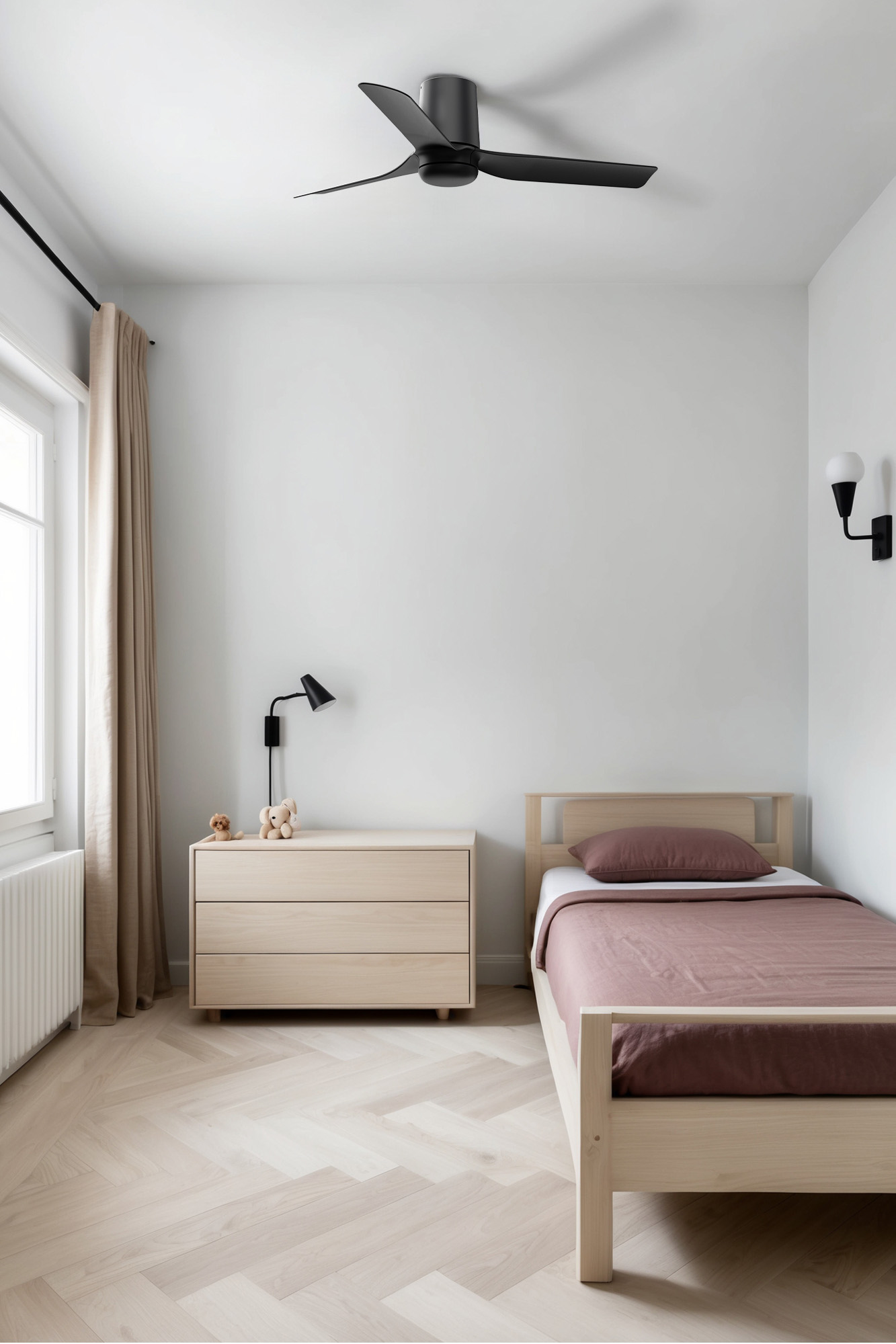 Camera da letto con letto, cassettiera e ventilatore a soffitto. Letto con copriletto marrone. Muri bianchi.