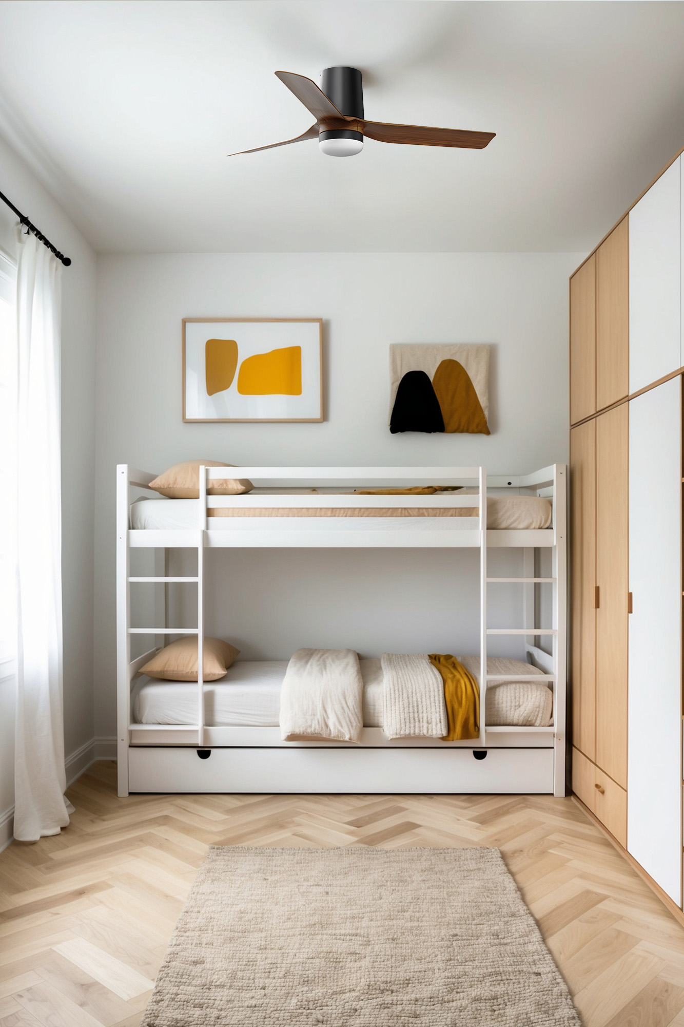 Ein Schlafzimmer mit Etagenbetten, einem Teppich und Kunstwerken. Weiße Wände und Hartholzböden.