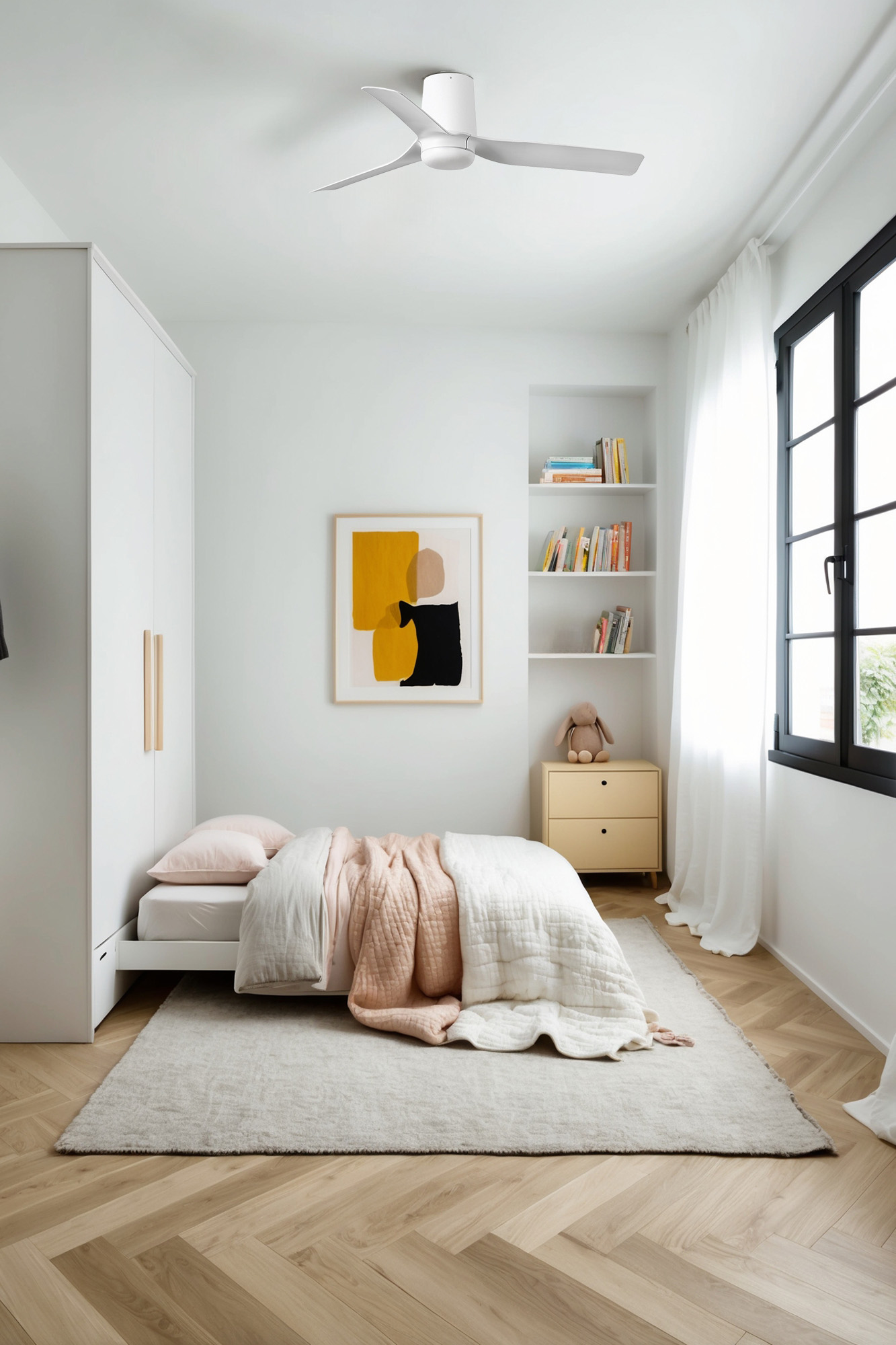 Camera da letto con letto, opera d'arte e ventilatore. Muri bianchi, pavimento in legno.