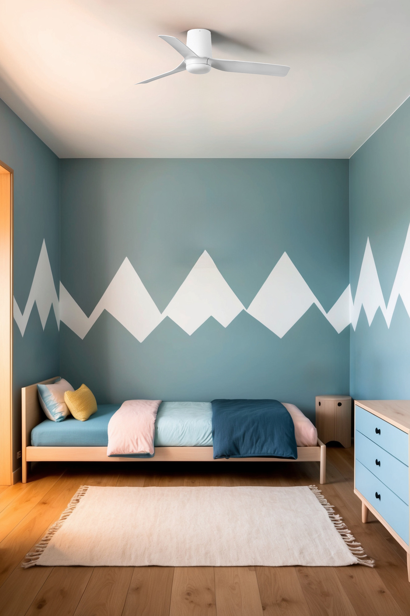 Una camera da letto per bambini con un letto, un comò e un ventilatore a soffitto. La parete ha un design a montagna.
