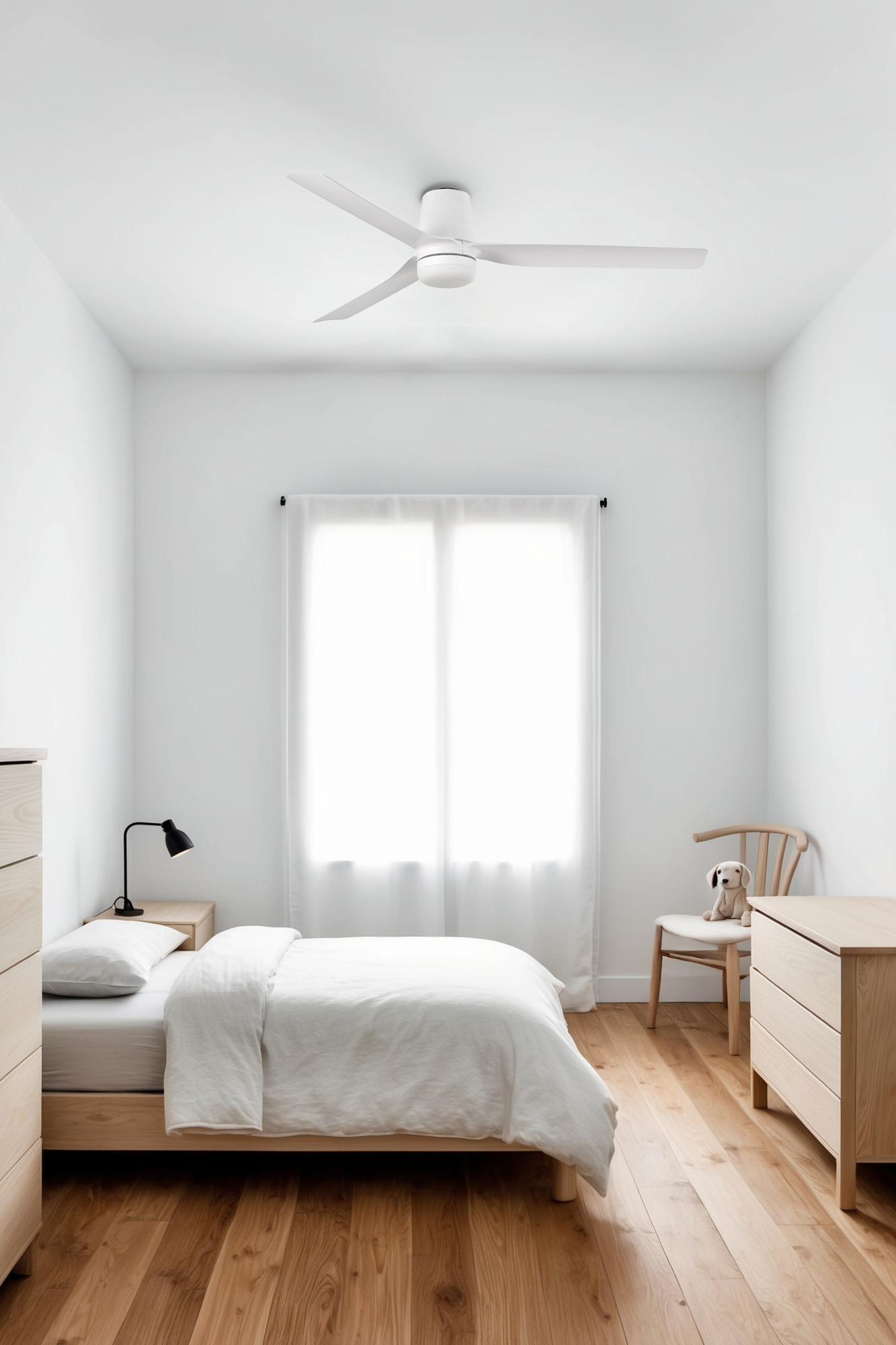 Ein modernes, minimalistisches Schlafzimmer mit Bett, Stuhl und Deckenventilator.