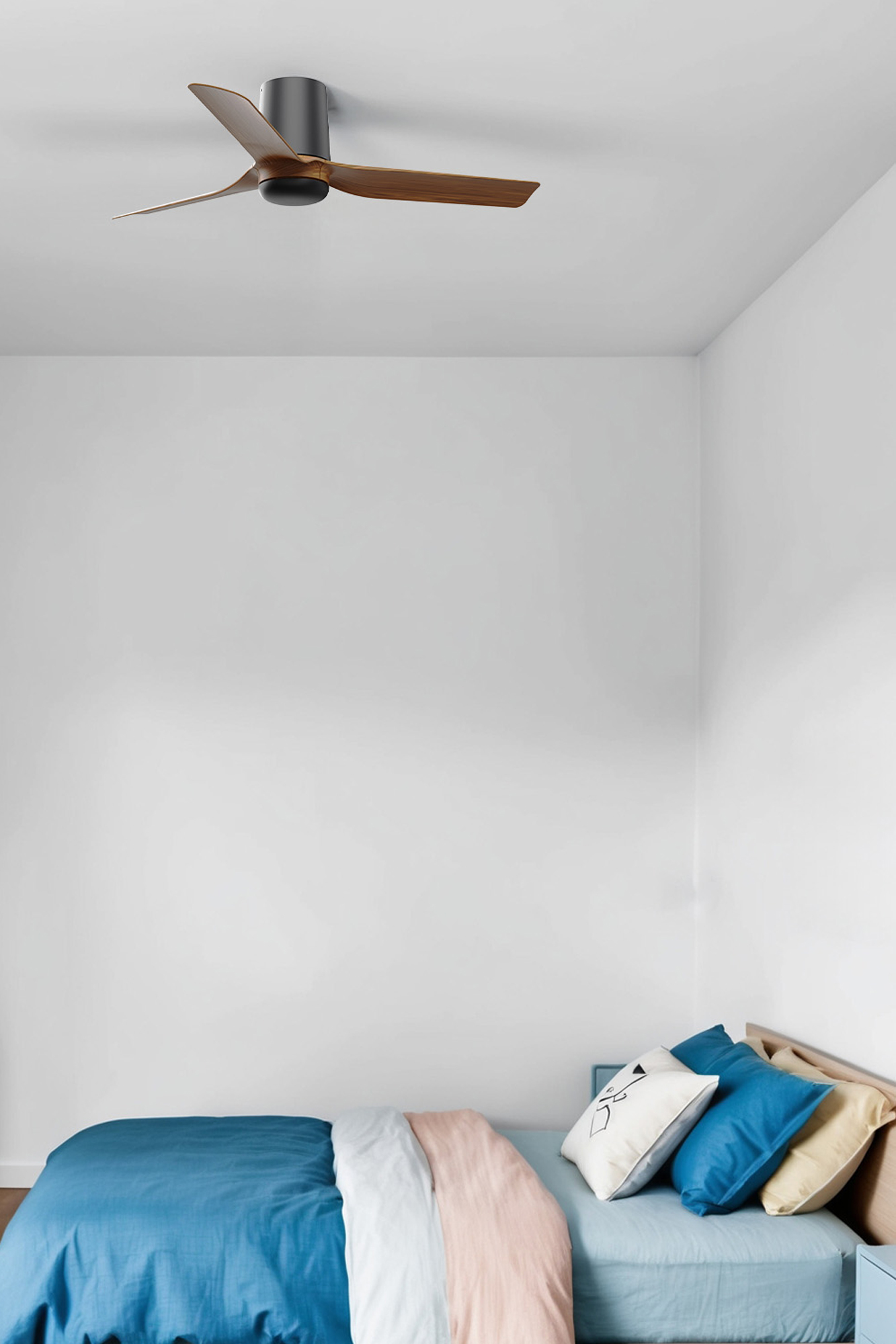 Ein Schlafzimmer. Ein Deckenventilator, ein Bett mit blauer, rosa und weißer Bettwäsche und Kissen. Weiße Wände.