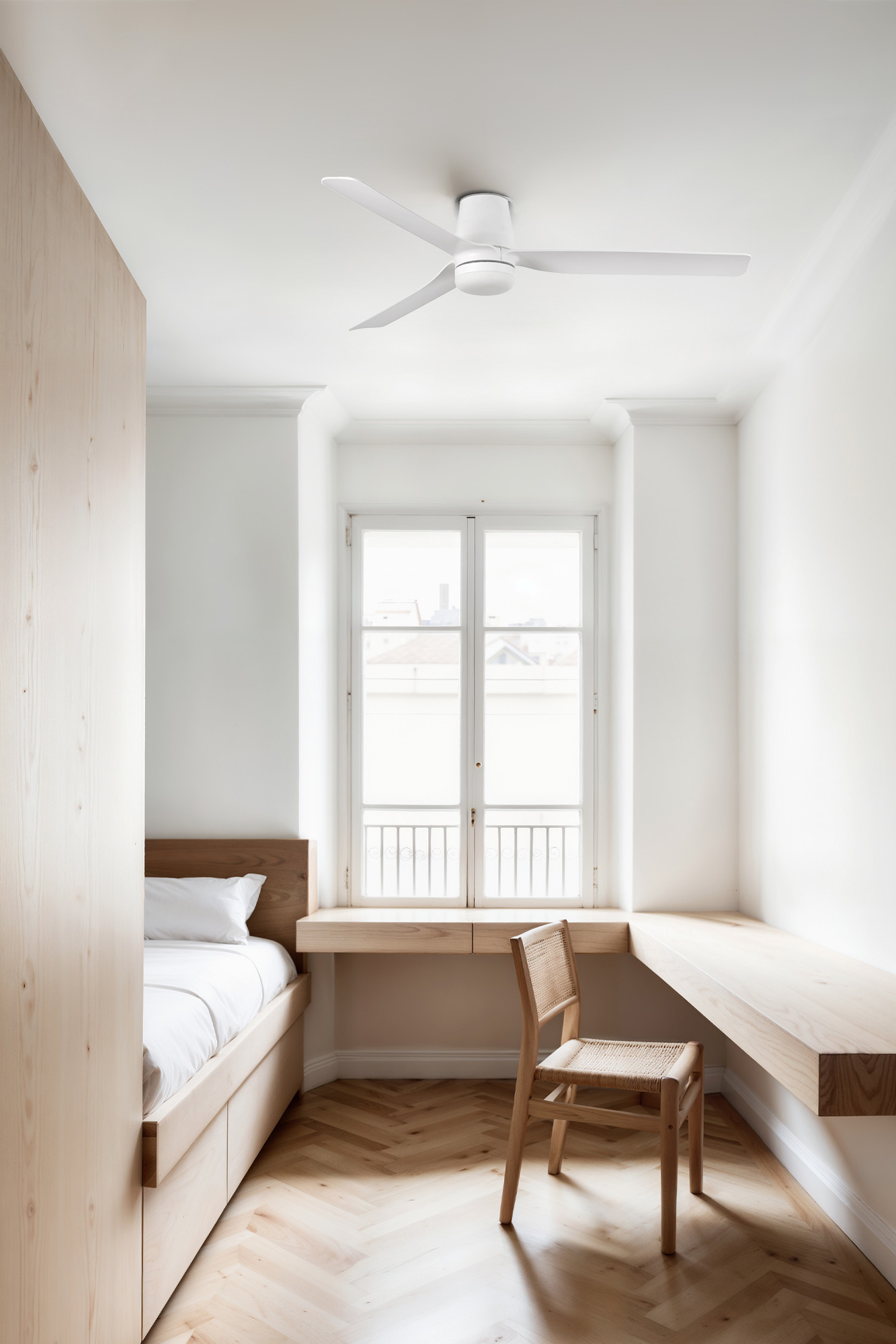 Schlafzimmer-Interieur mit Bett, Schreibtisch, Stuhl und Deckenventilator.