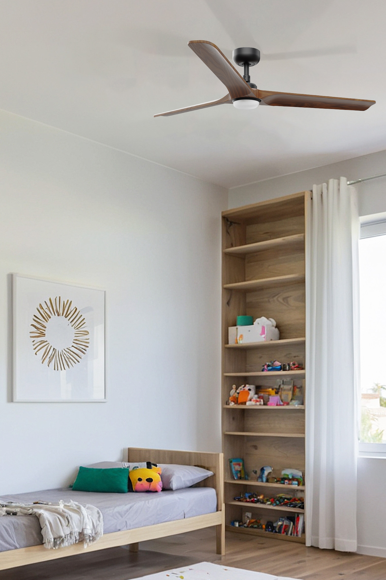 Zimmer mit Deckenventilator, Bett, Regalen mit Spielzeug und Kunstwerk.