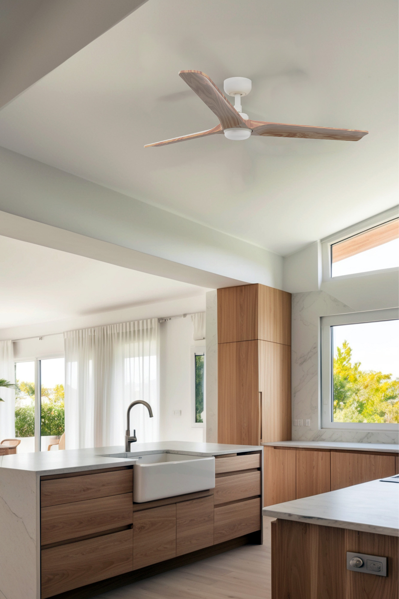 Moderne Küche mit Holzschränken und Deckenventilator mit Holzoptik-Blättern.