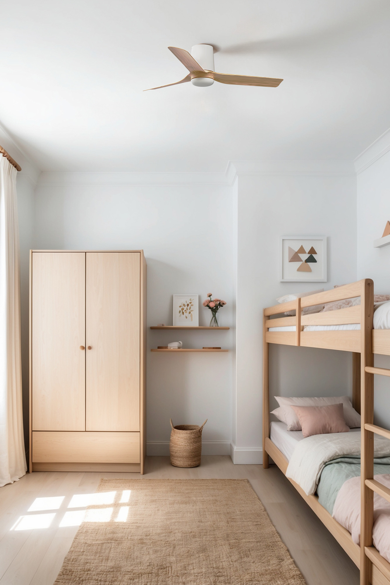 Una camera da letto luminosa e moderna con mobili in legno chiaro e un letto a castello.