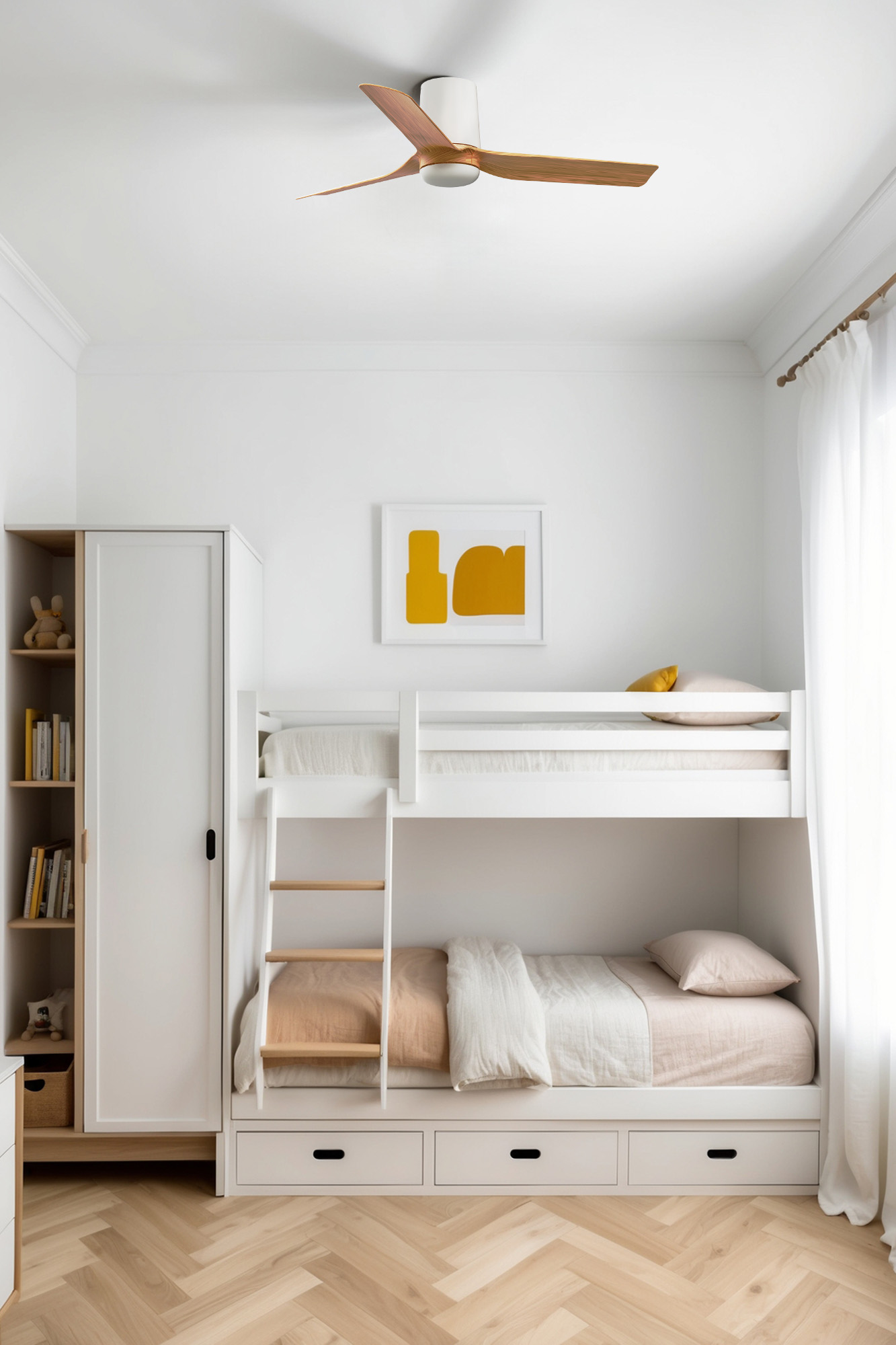 Un letto a castello in una stanza bianca con armadio bianco e dettagli in legno.