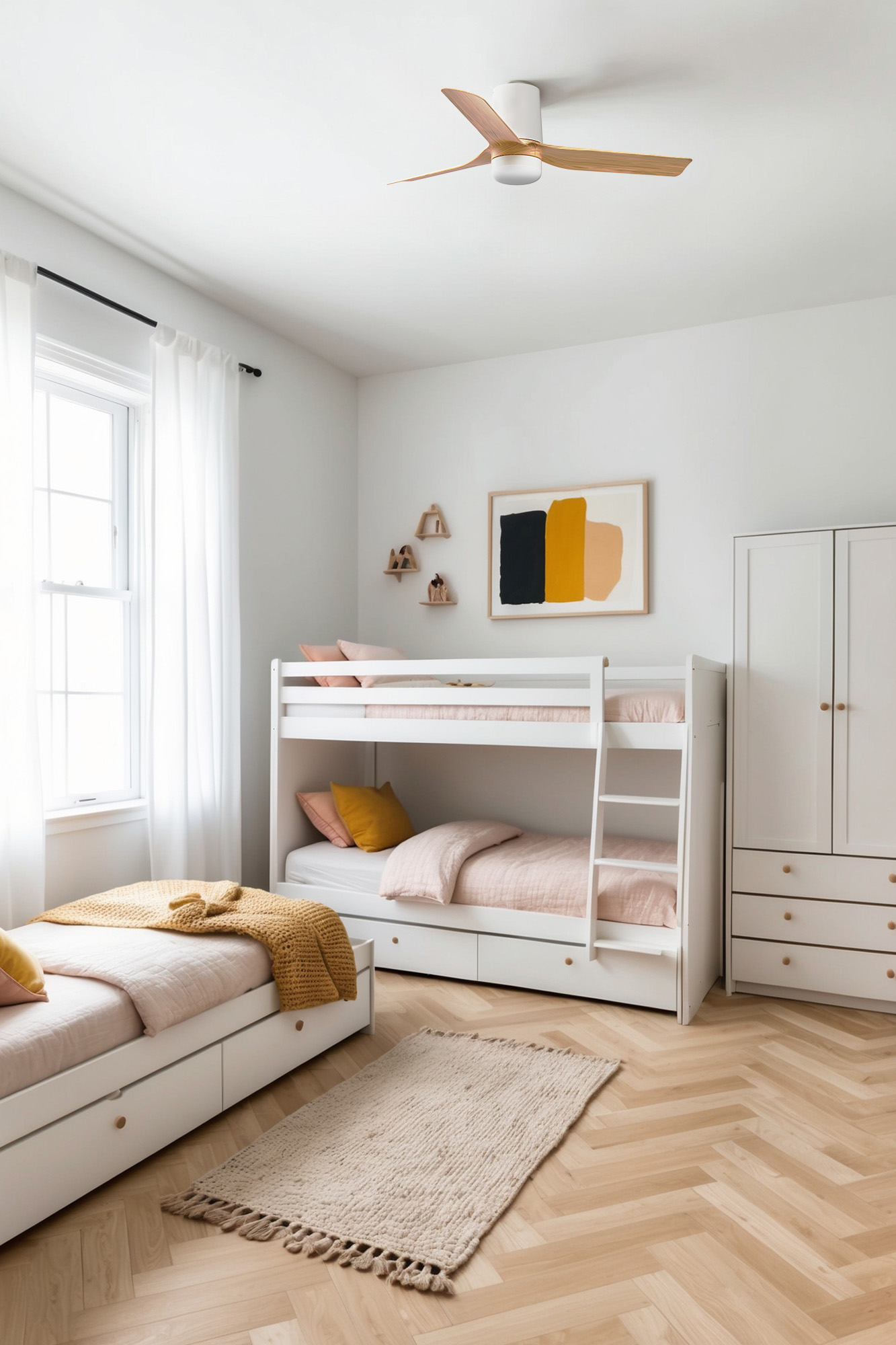 Schlafzimmer mit Etagenbett, zwei Betten, Holzboden, Teppich und Deckenventilator.