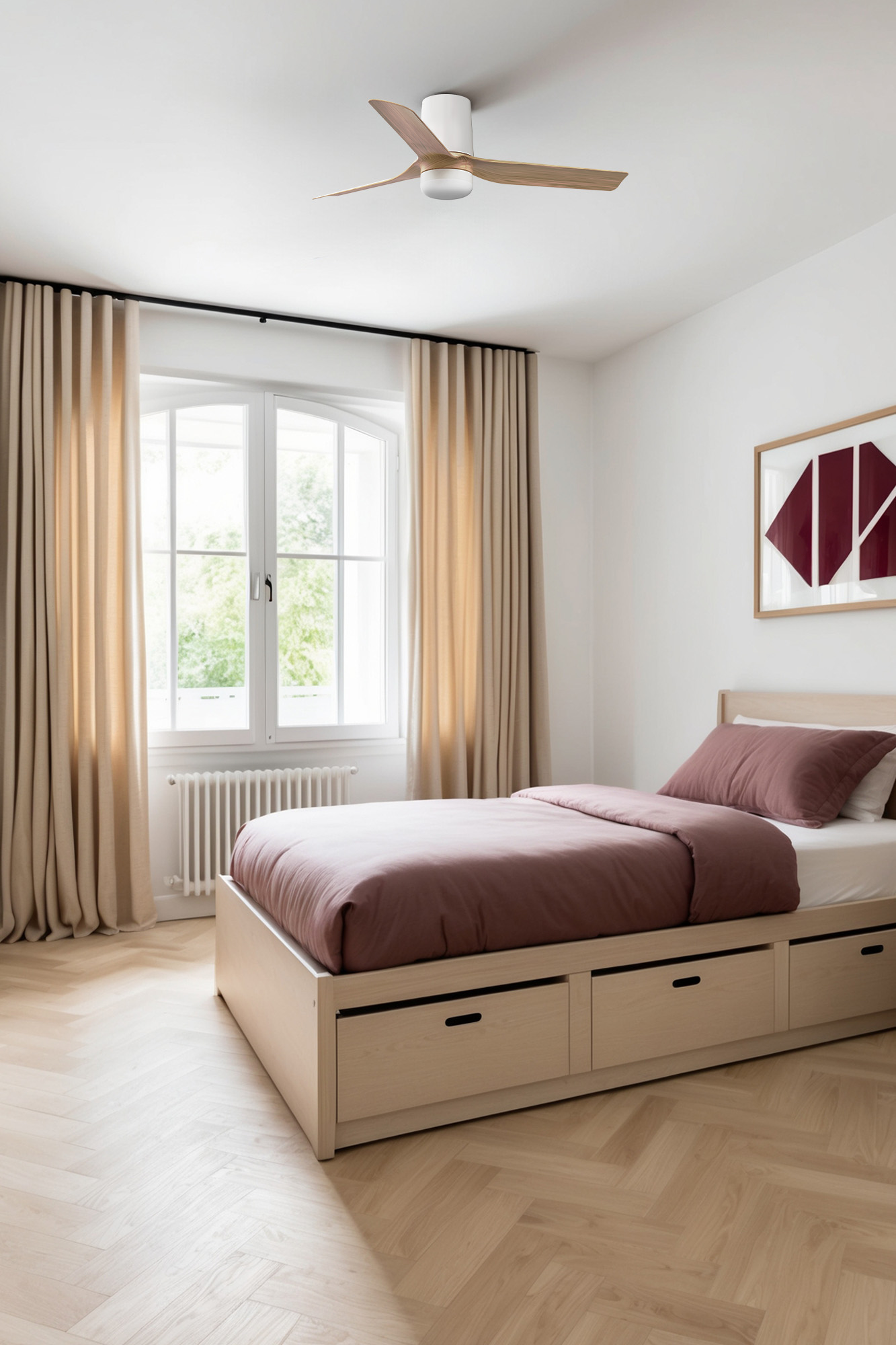 Schlafzimmer mit Bett, Fenster und Deckenventilator. Das Bett hat eine mauve Bettdecke. Der Boden ist aus Holz.