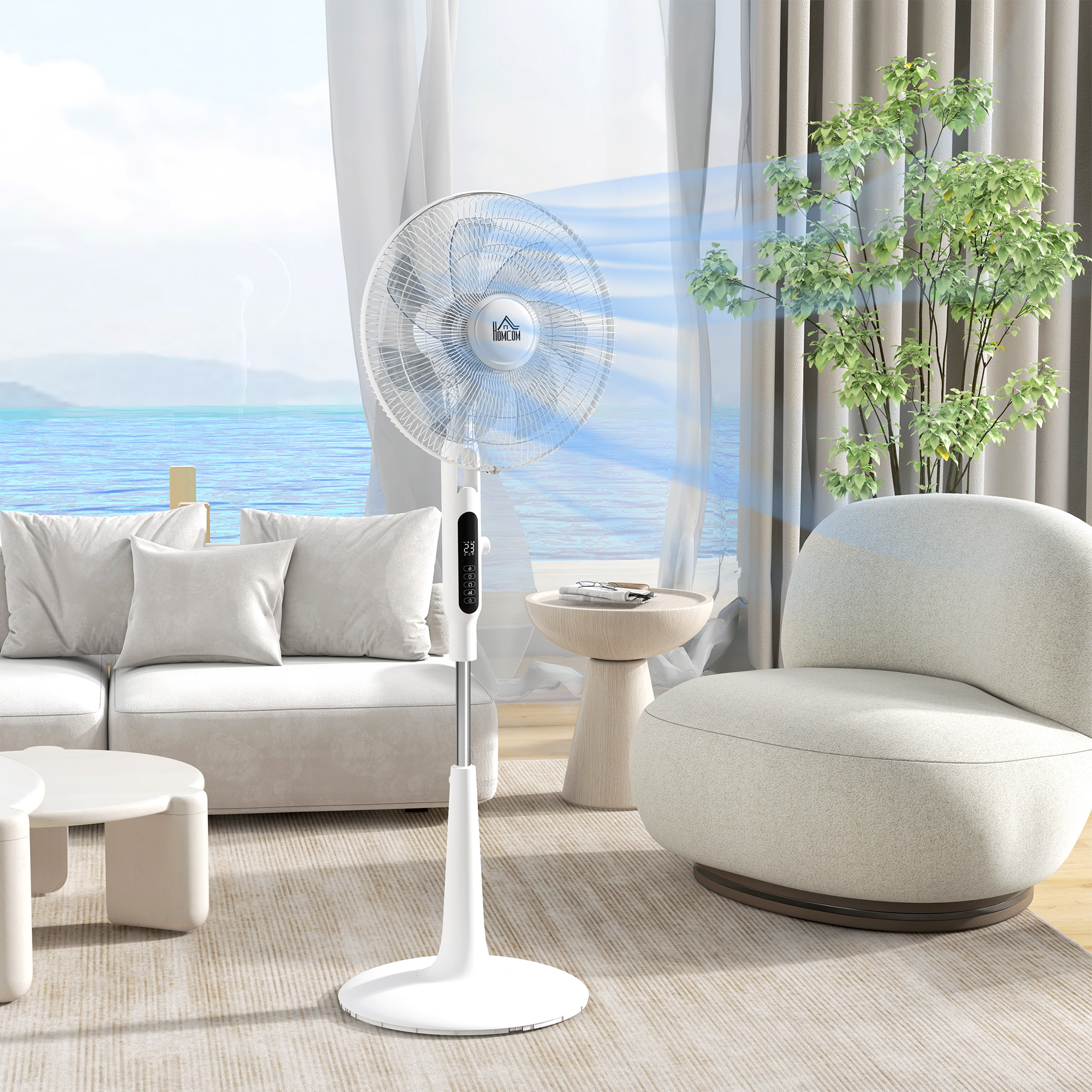Ventilador de pie blanco en sala. El ventilador está encendido, con corriente de aire azul.