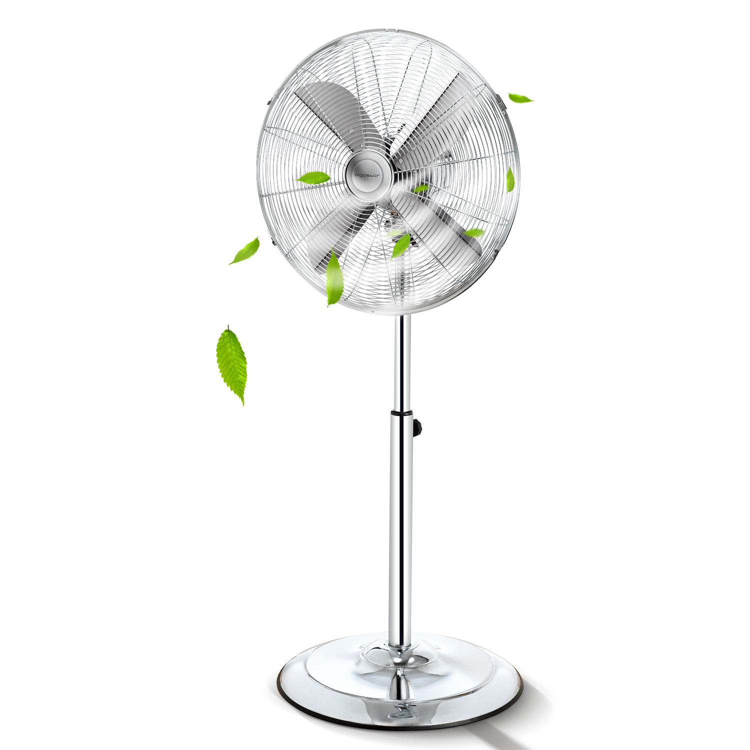 Un ventilatore da terra argentato con foglie verdi che fluttuano attorno, sfondo bianco.