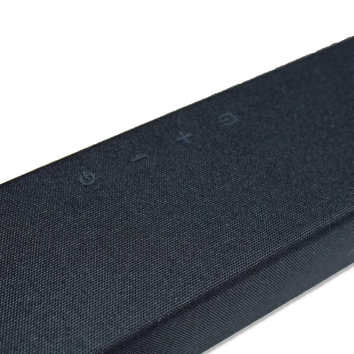 Dunkler Stoff-Soundbar mit Ein-/Aus-, Lautstärke- und Bluetooth-Tasten. Weißer Hintergrund. Nahaufnahme.