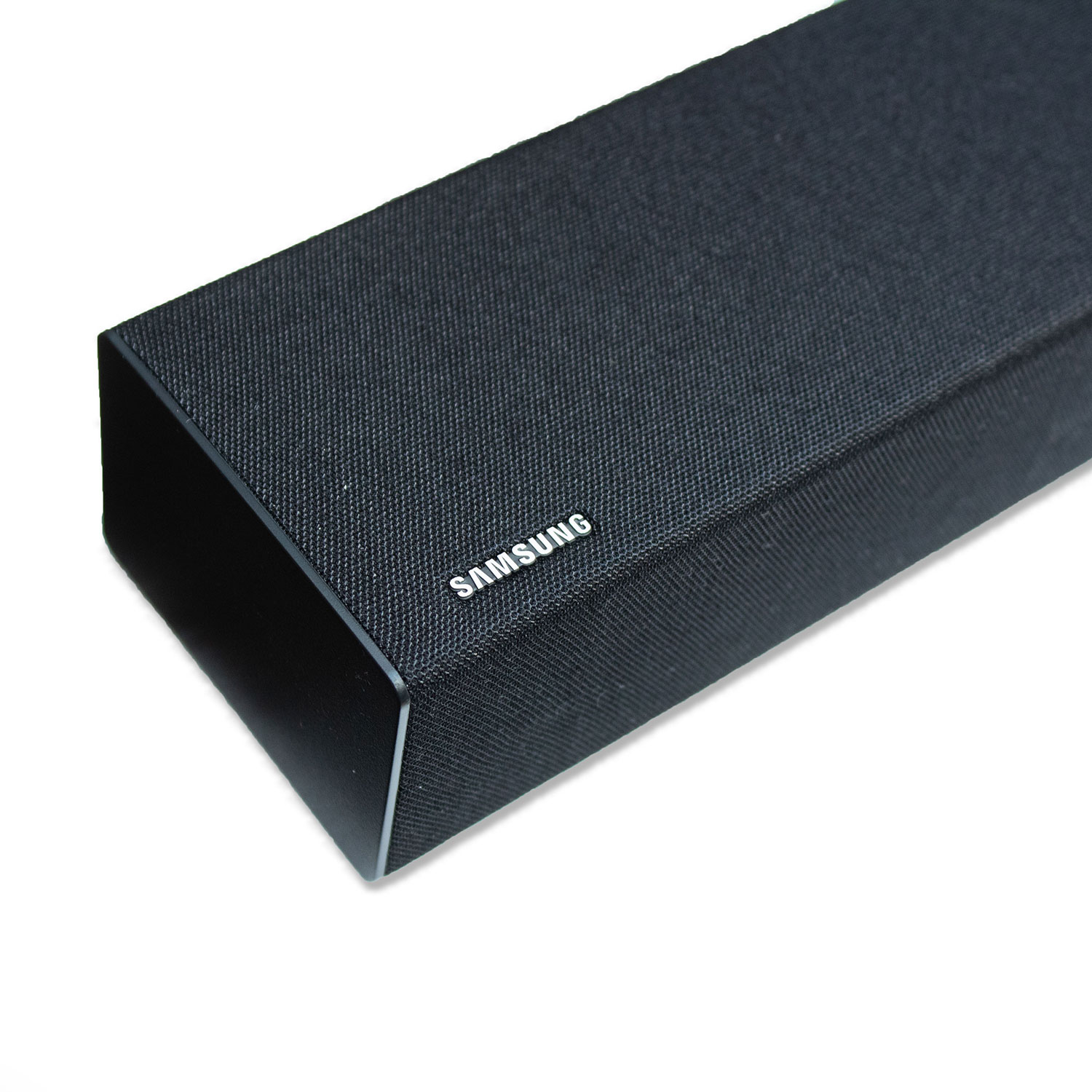 Eine schwarze Soundbar mit dem Samsung-Logo, auf weißem Hintergrund platziert. Sie hat eine rechteckige Form.