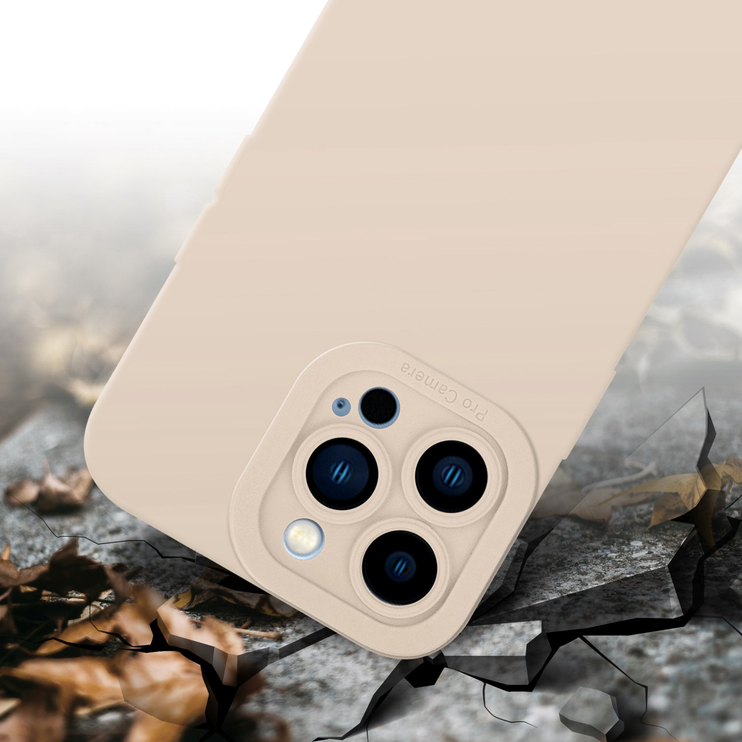 Beige Handyhülle mit Kameraausbuchtung auf gerissenem Beton. Blätter sind um das Telefon verstreut.