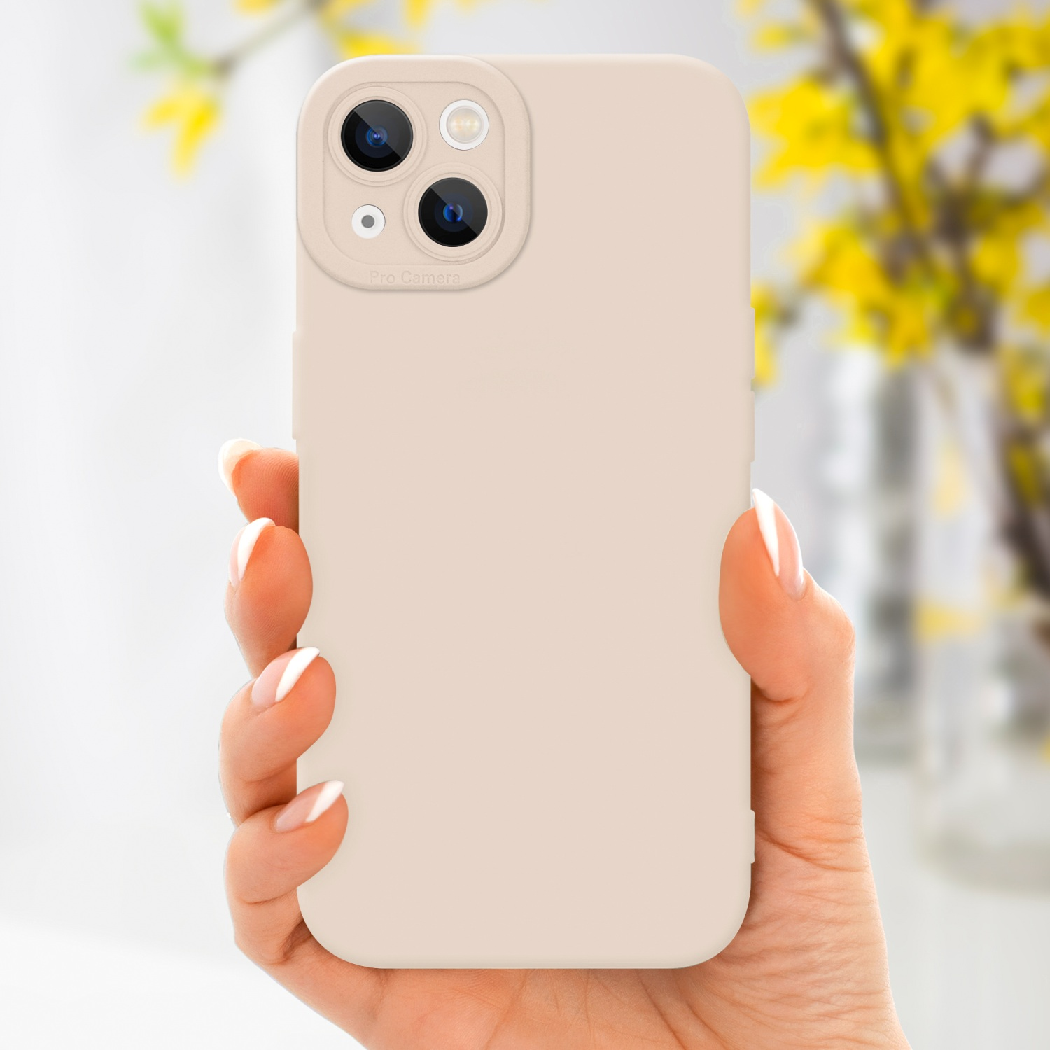 Une main tenant une coque de téléphone beige. La coque a une découpe pour l'appareil photo et un fond de fleurs jaunes.