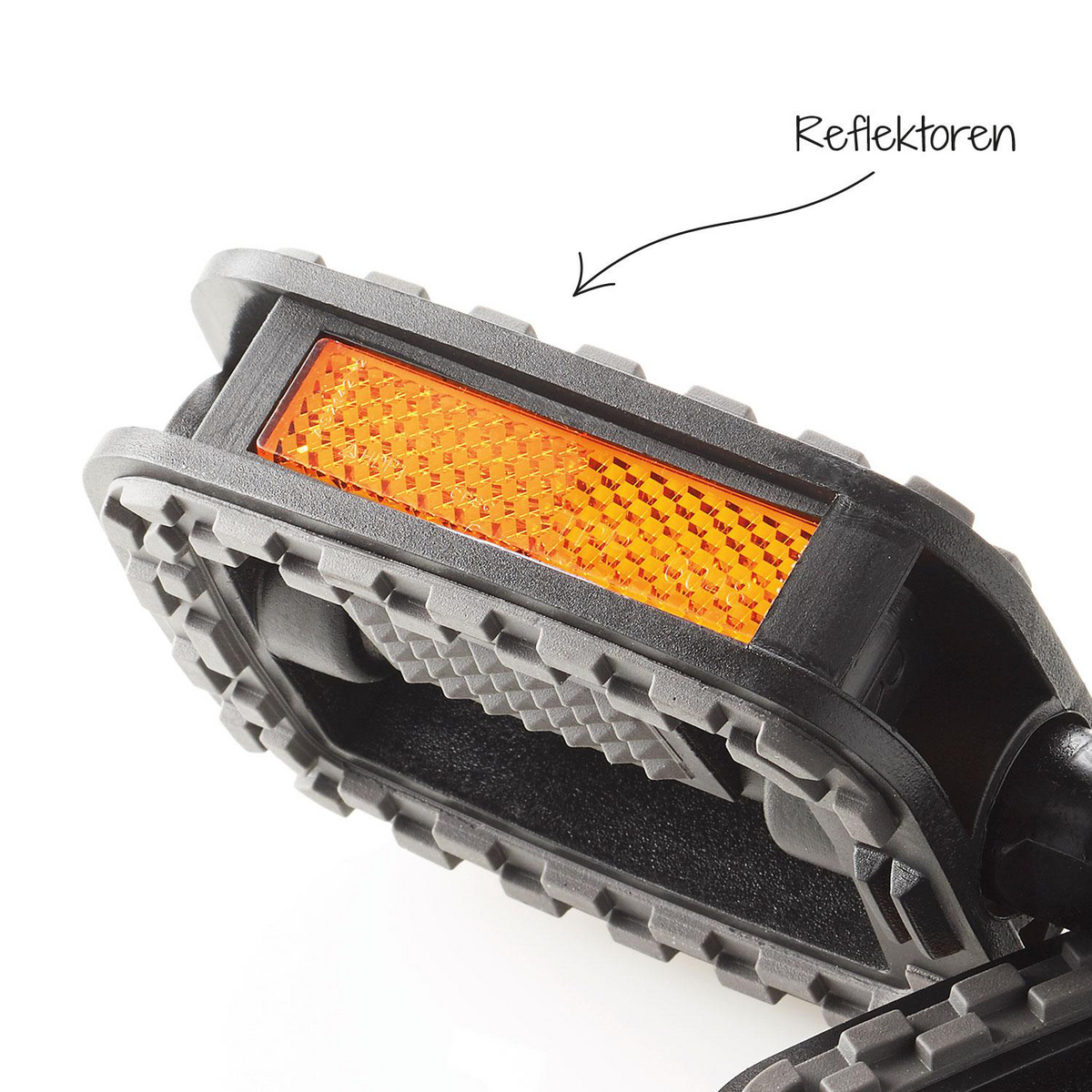 Nahaufnahme eines schwarzen Fahrradpedals mit orangefarbenem Reflektor.