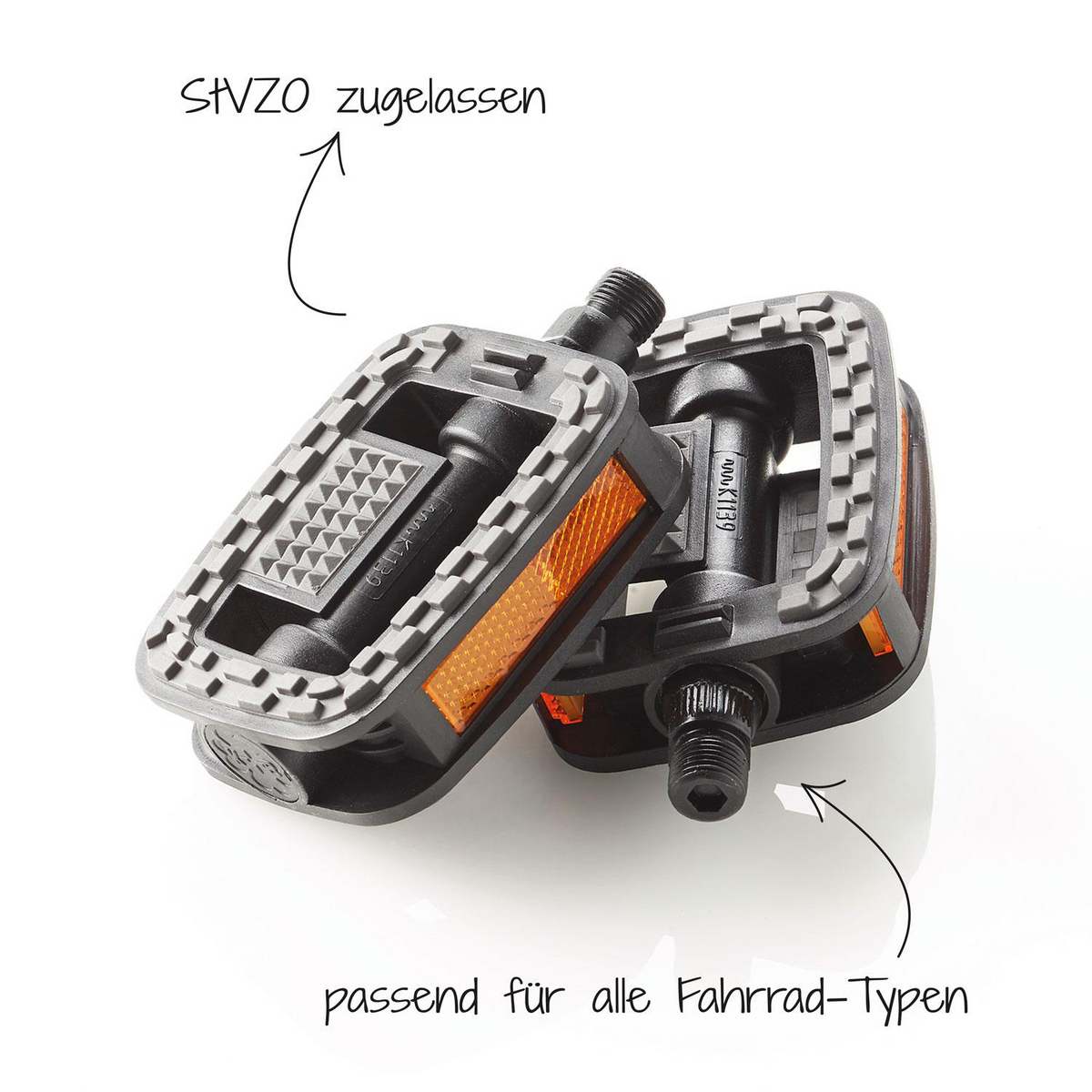 Zwei schwarze Fahrradpedale mit orangen Reflektoren, weißer Hintergrund.