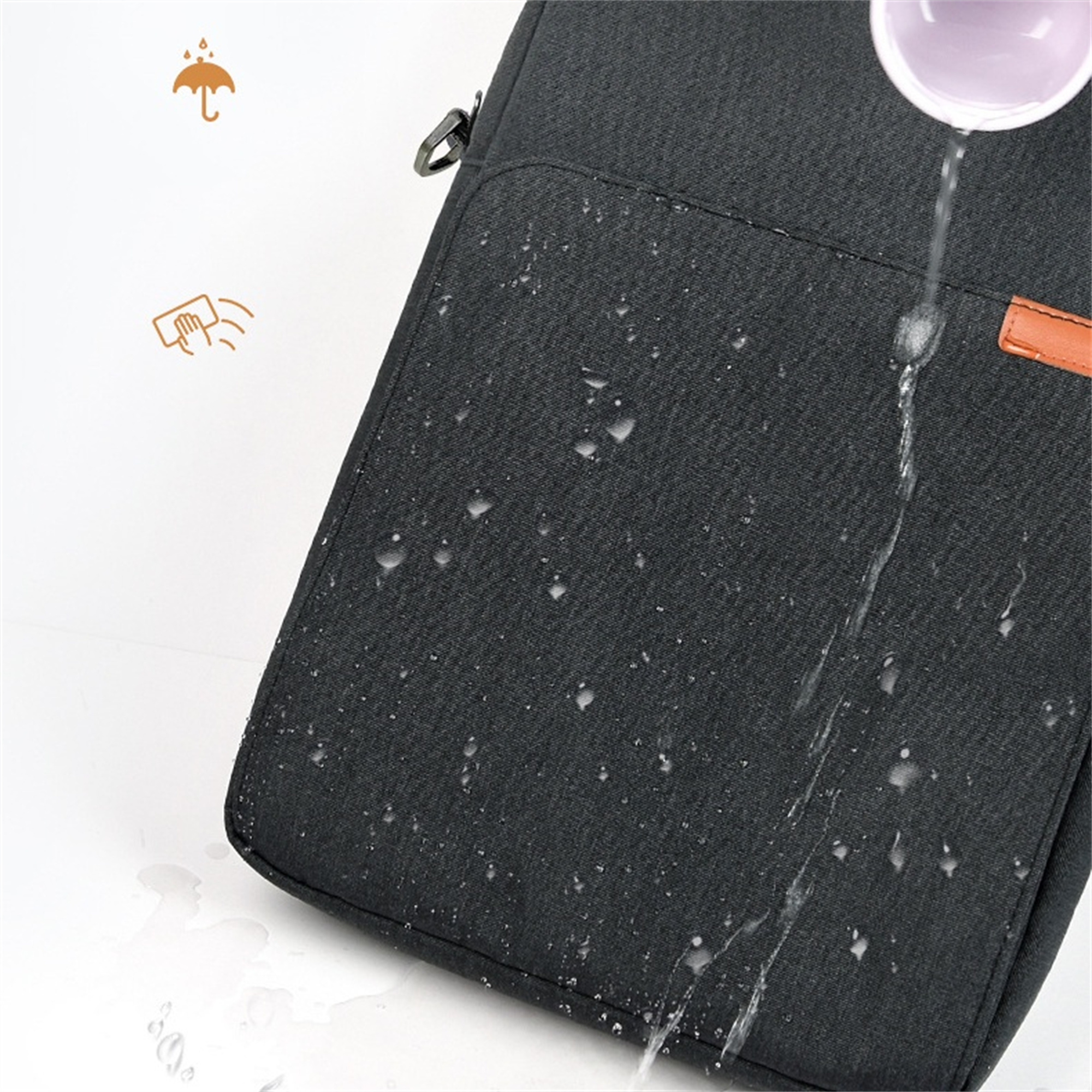 Eine schwarze Laptop-Hülle mit Wassertropfen und Symbolen für Wasserbeständigkeit.