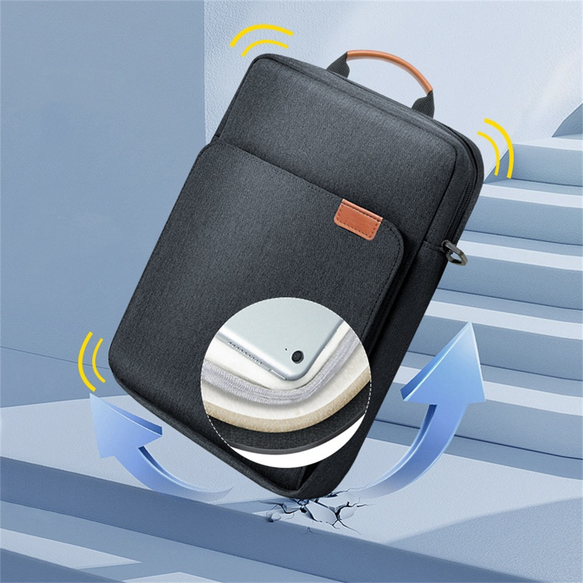 Eine schwarze Laptoptasche. Sie hat eine Vordertasche und einen Griff. Die Tasche ist leicht geneigt.