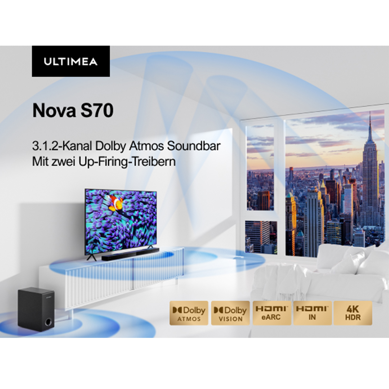 Wohnzimmer mit Fernseher, Soundbar und Stadtblick durch ein Fenster.