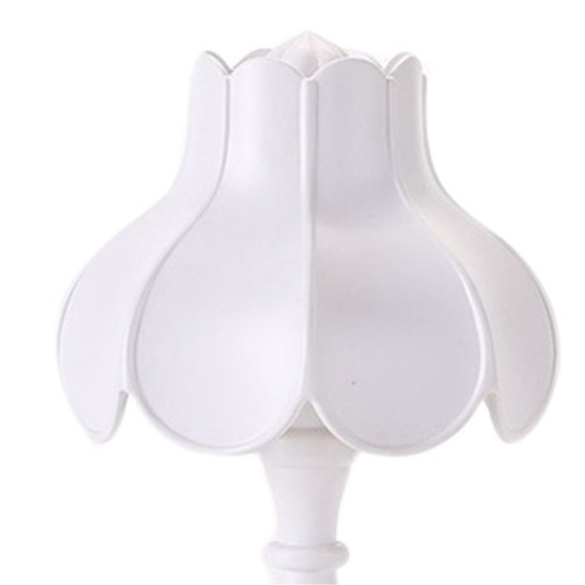 Ein weißer, blütenförmiger Lampenschirm in Tulpenform. Es ist ein symmetrisches Design mit klassischer Ästhetik.