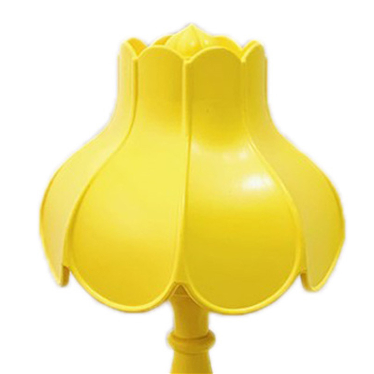 Eine gelbe Lampe mit einem tulpenförmigen Lampenschirm.