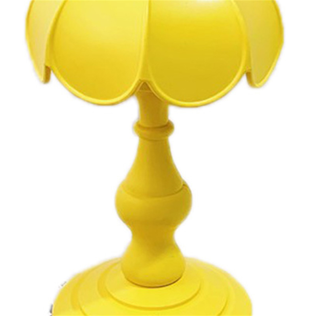 Gelbe Lampe mit tulpenförmiger Spitze, zentralem Stiel und rundem Fuß, alles vor weißem Hintergrund.