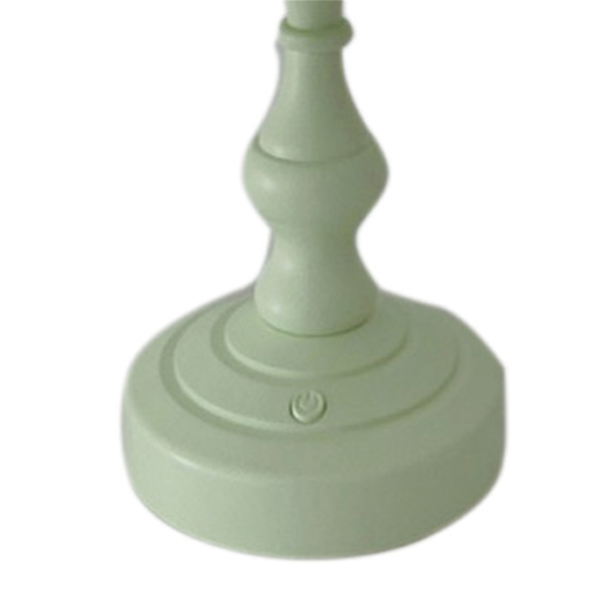 Lampensockel. Grüne Farbe. Knopf ist in der Basis sichtbar. Weißer Hintergrund.