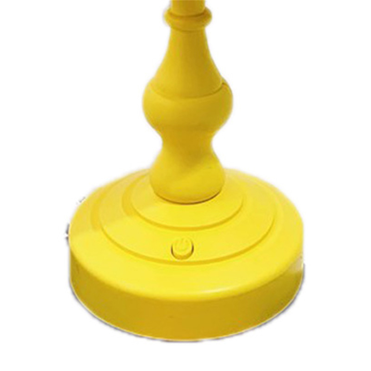 Gelber Lampensockel. Der Sockel hat eine kreisförmige Form mit einem Knopf.